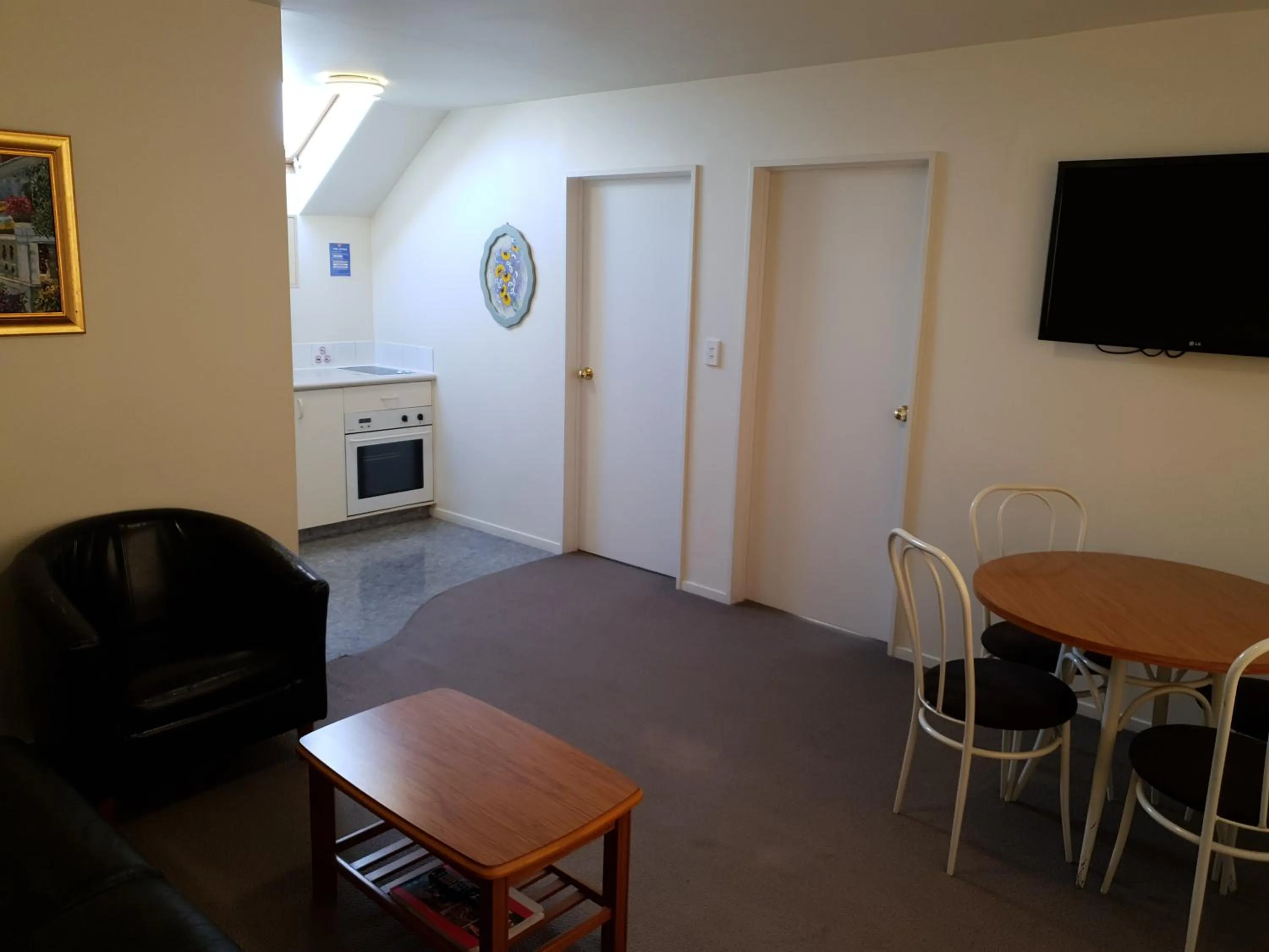 TV and multimedia in Rosewood Court Motel