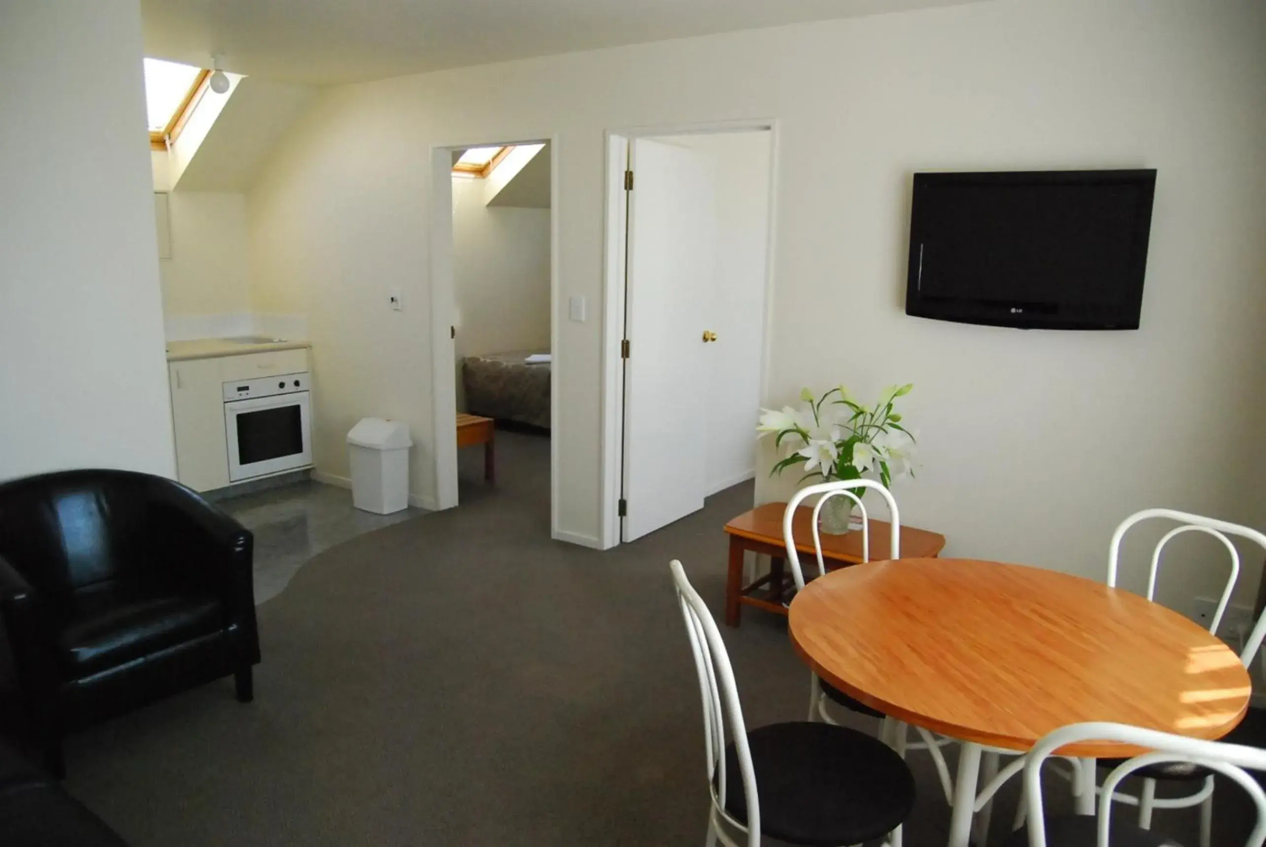 Two-Bedroom Apartment in Rosewood Court Motel Two-Bedroom Apartment in Rosewood Court Motel