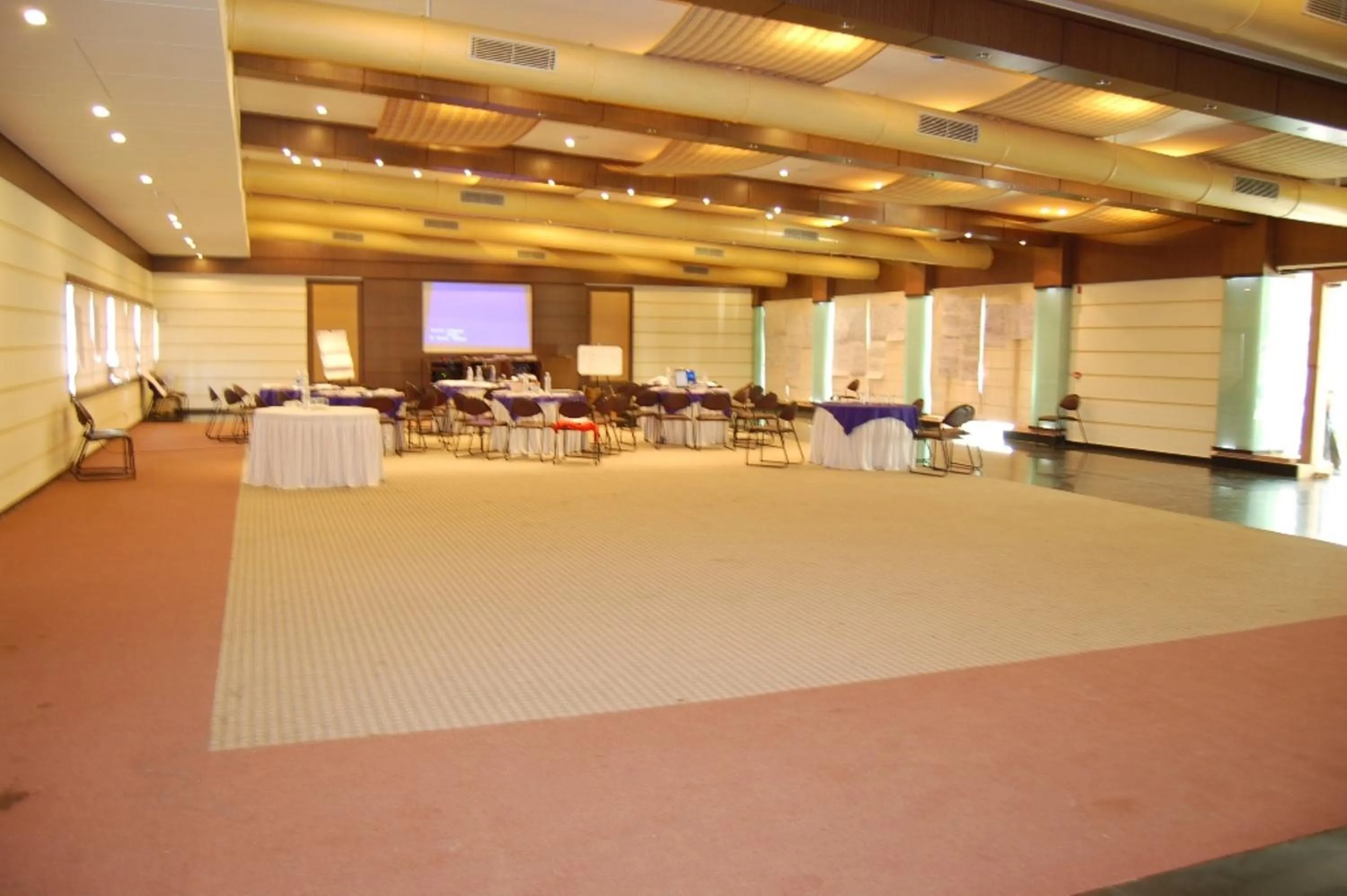 Banquet/Function facilities in Cambay Sapphire, Gandhinagar