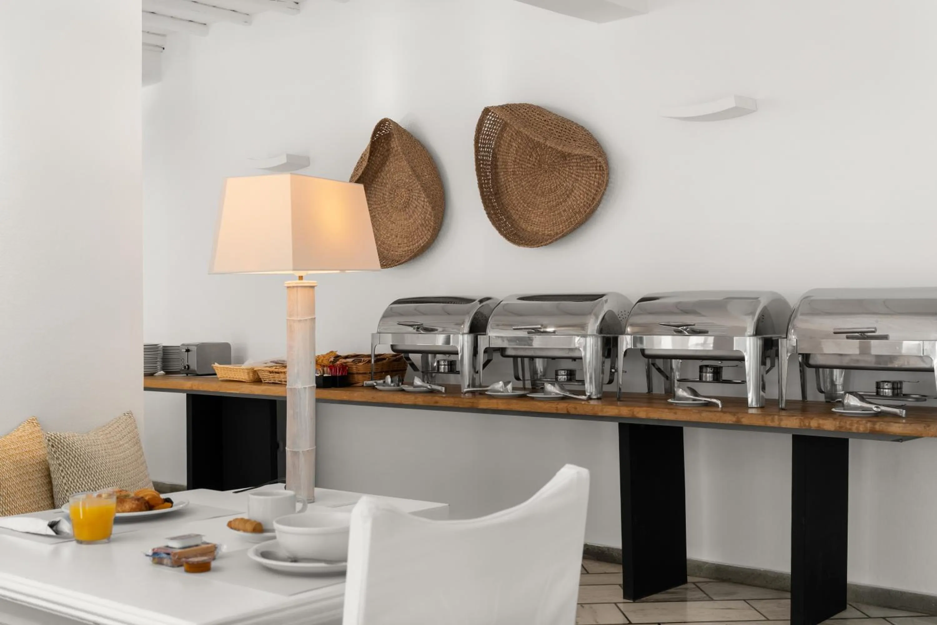 Breakfast in Mr. and Mrs. White Tinos