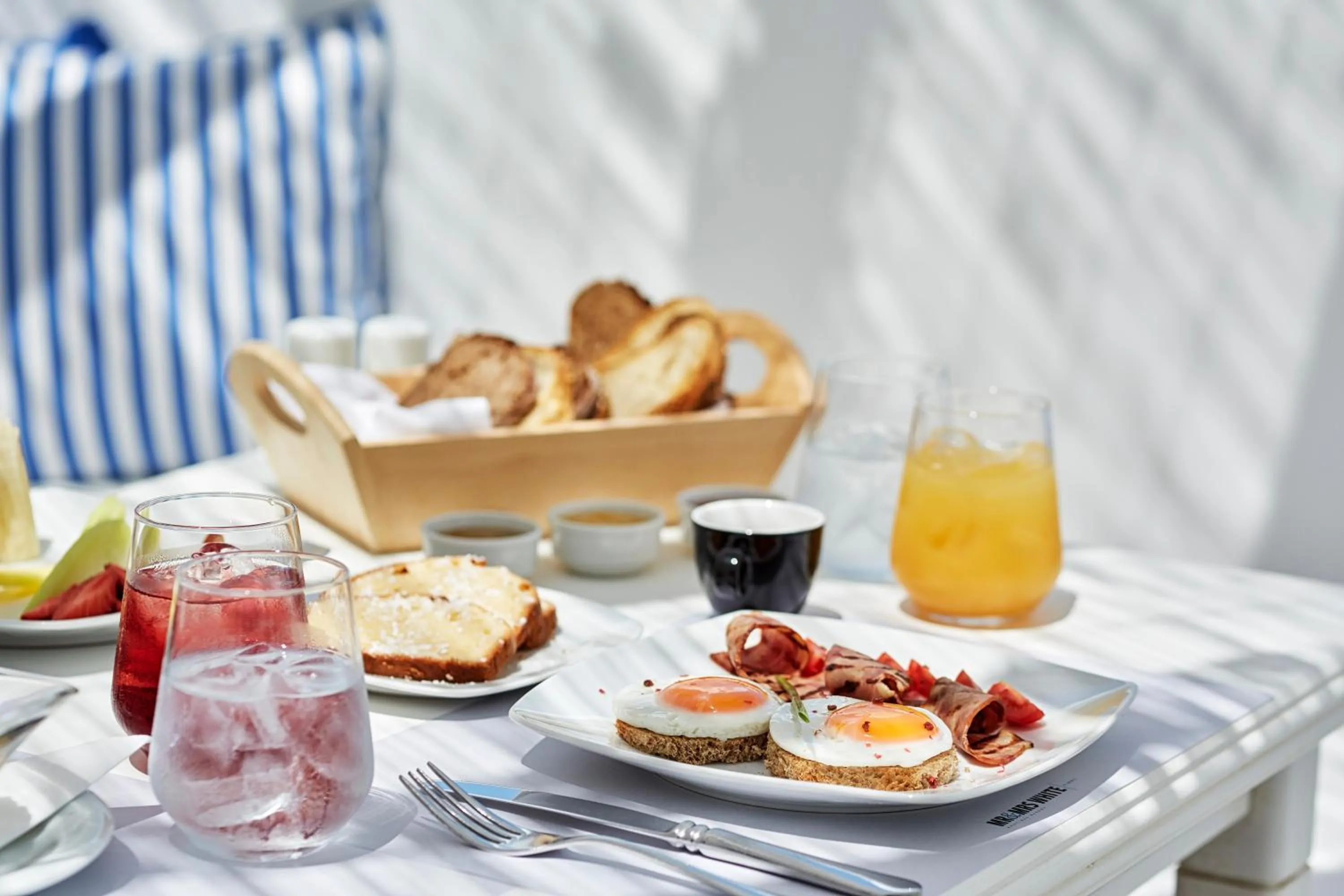 Food and drinks in Mr. and Mrs. White Tinos