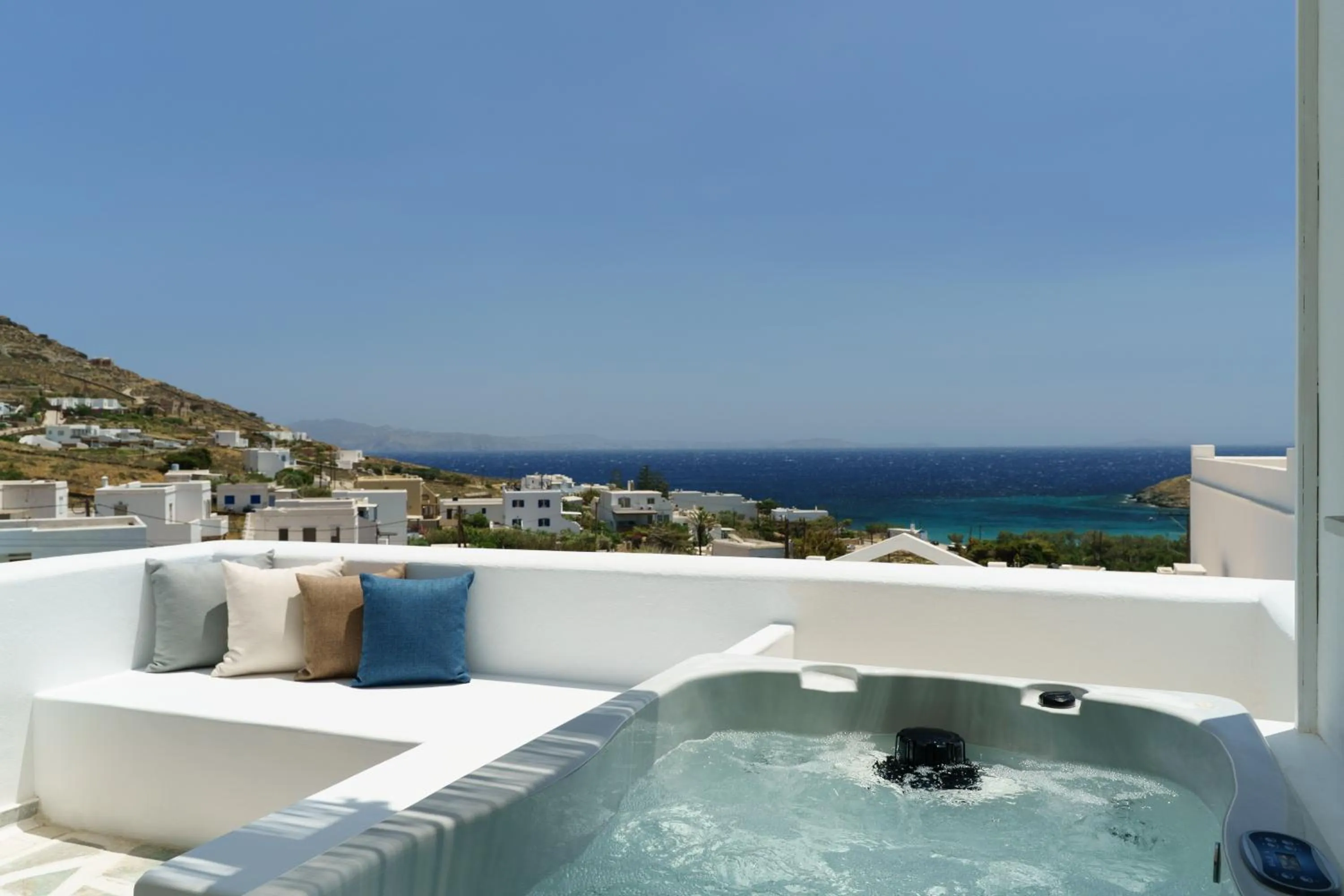 Hot Tub in Mr. and Mrs. White Tinos