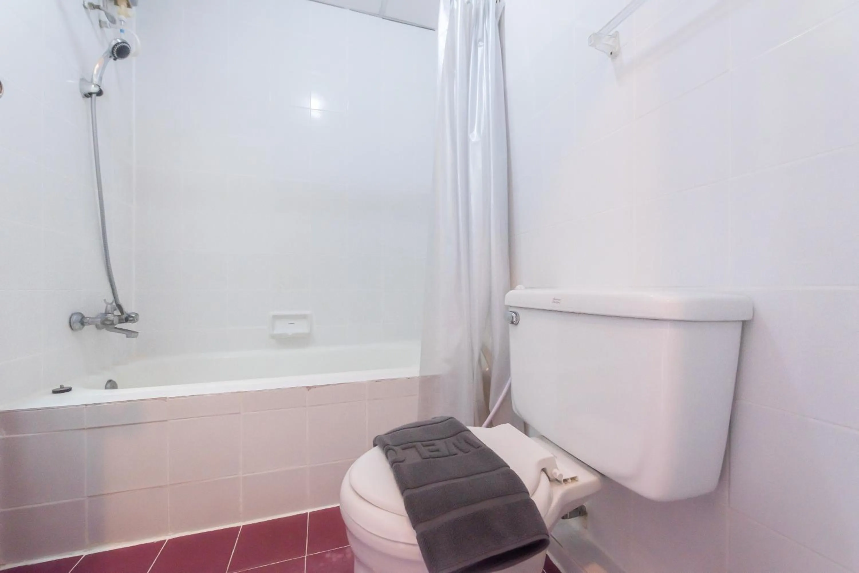 Shower in Nonthaburi Palace Hotel