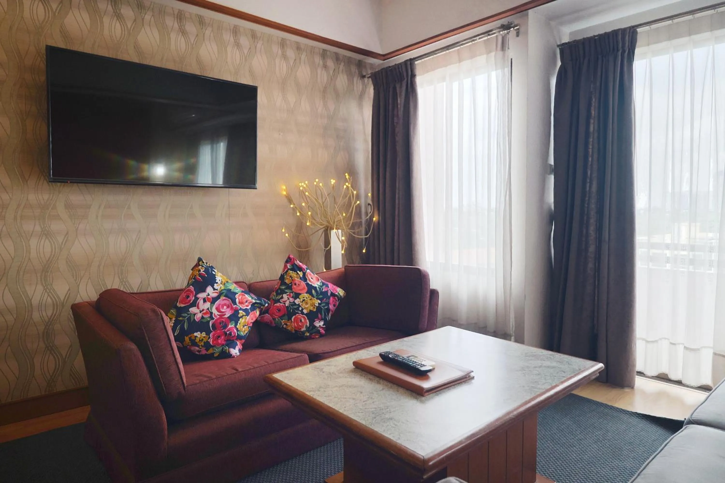 Living room in Nonthaburi Palace Hotel