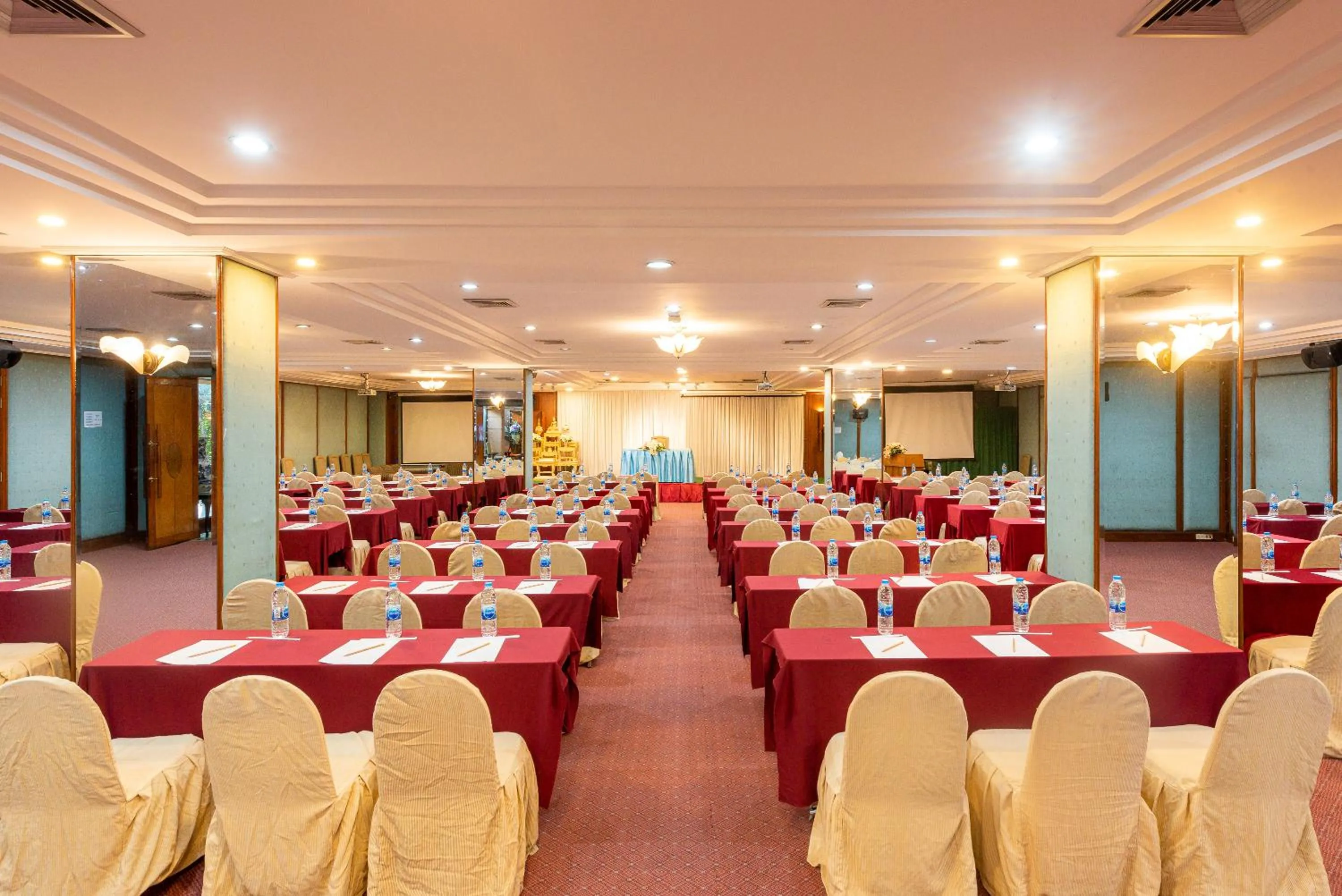 Meeting/conference room in Nonthaburi Palace Hotel