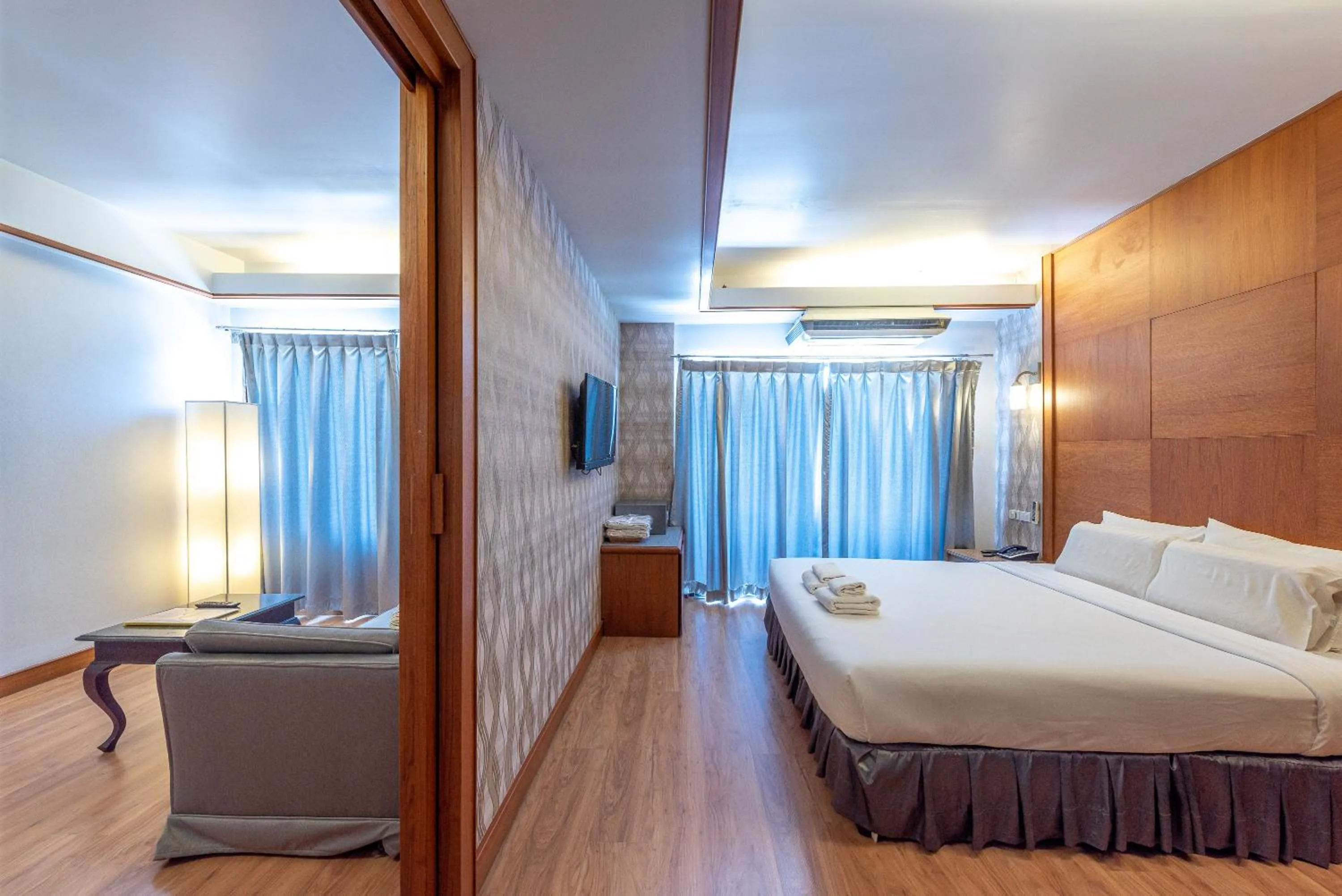 Bed in Nonthaburi Palace Hotel