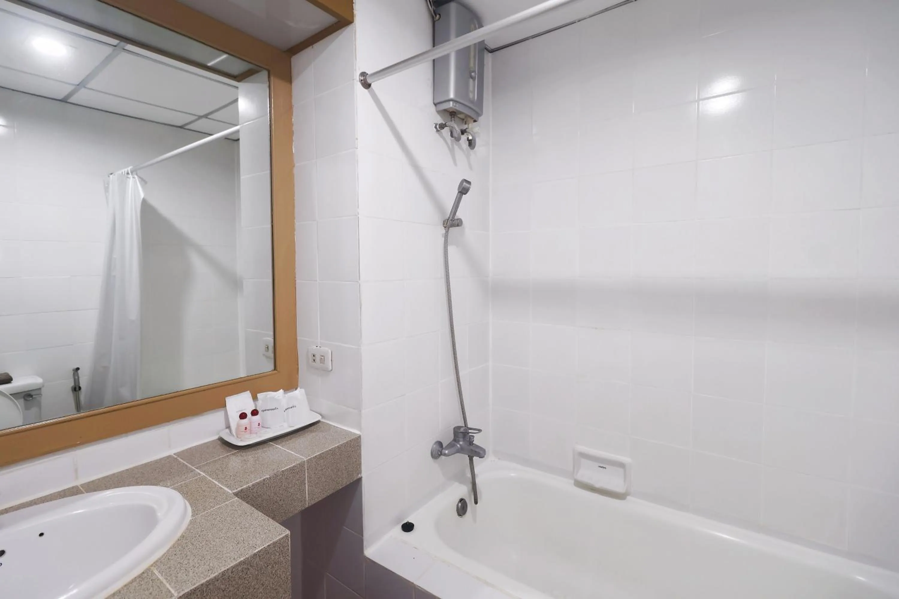 Bathroom in Nonthaburi Palace Hotel