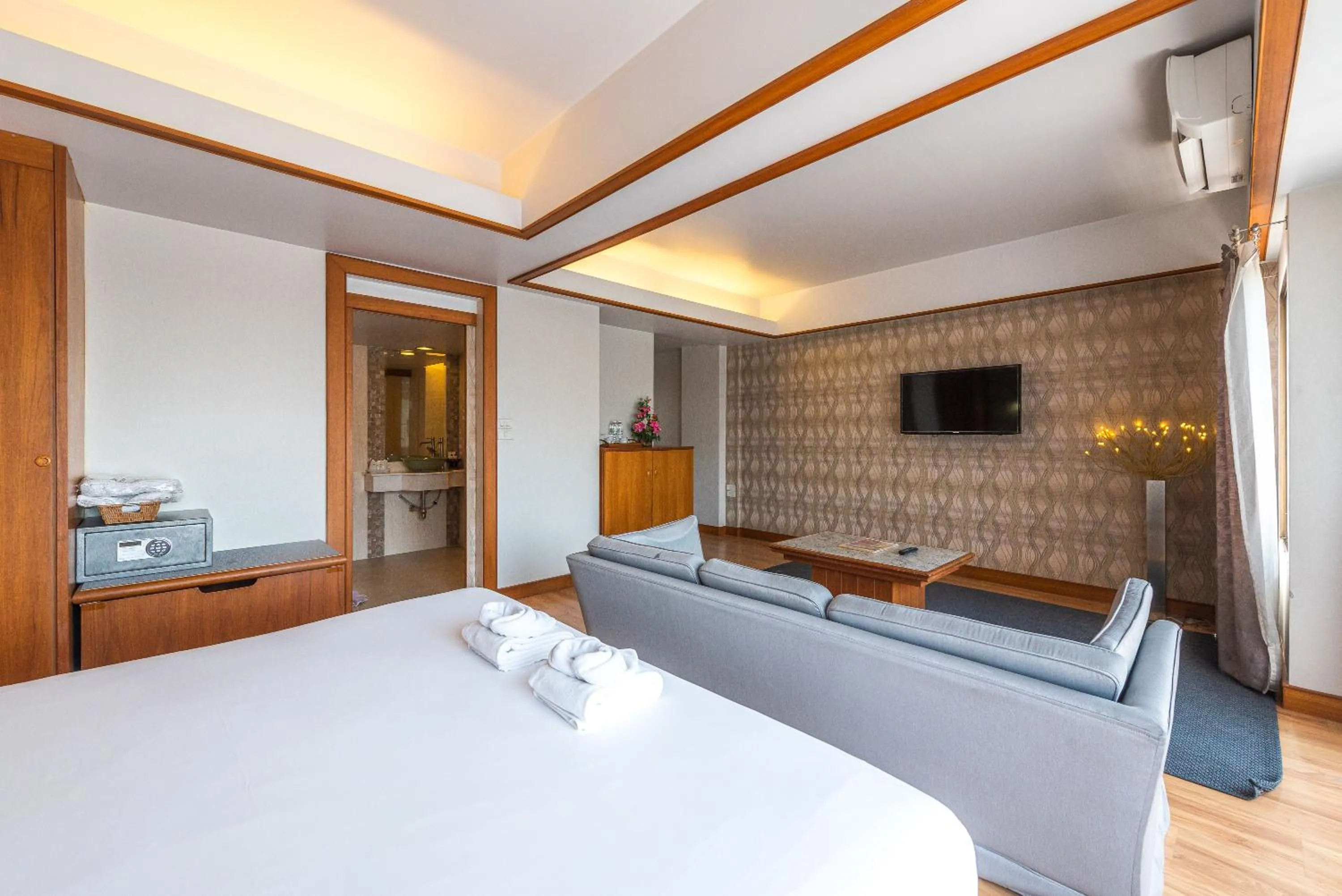 Photo of the whole room, Bed in Nonthaburi Palace Hotel