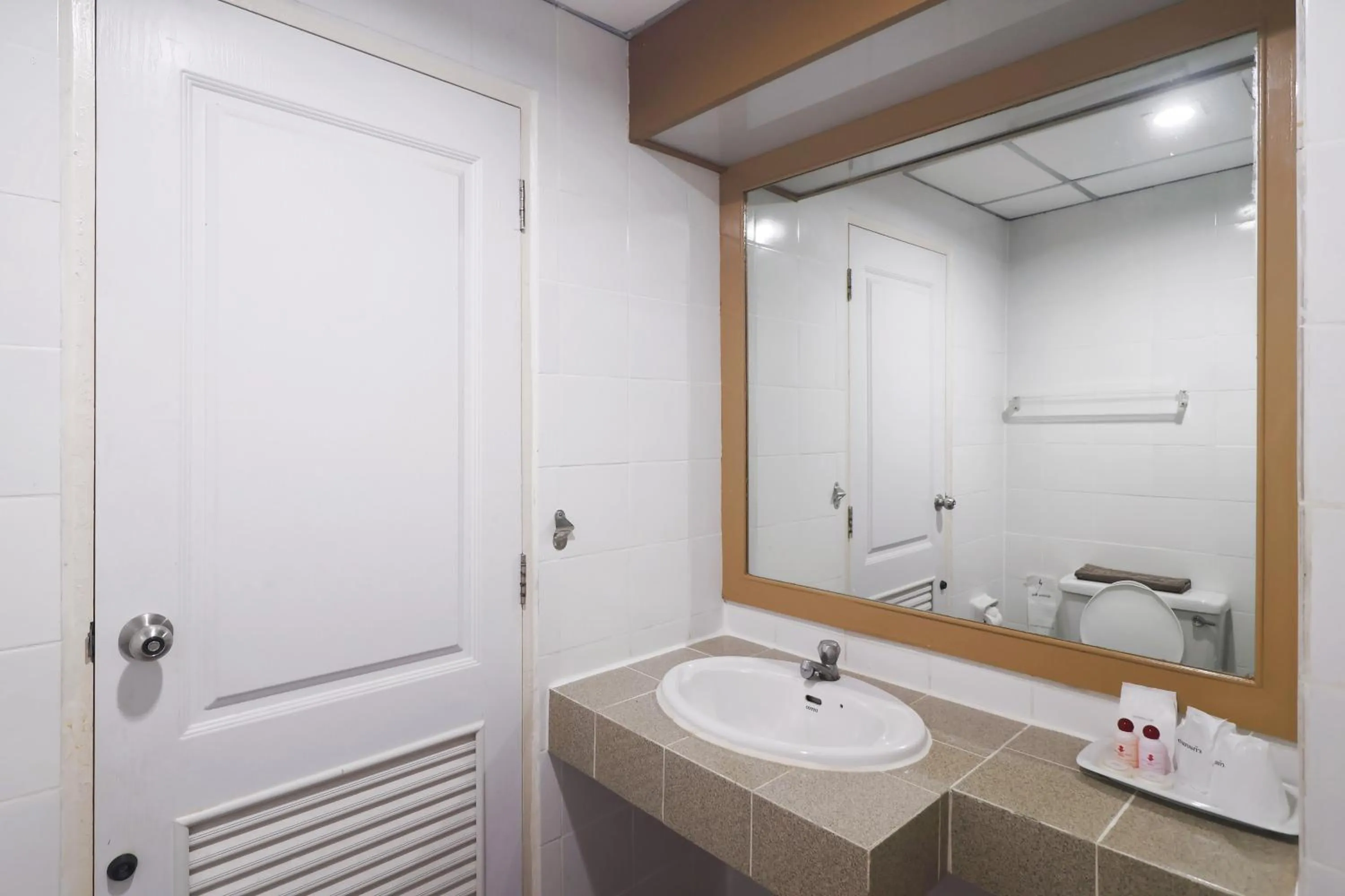 Bathroom in Nonthaburi Palace Hotel