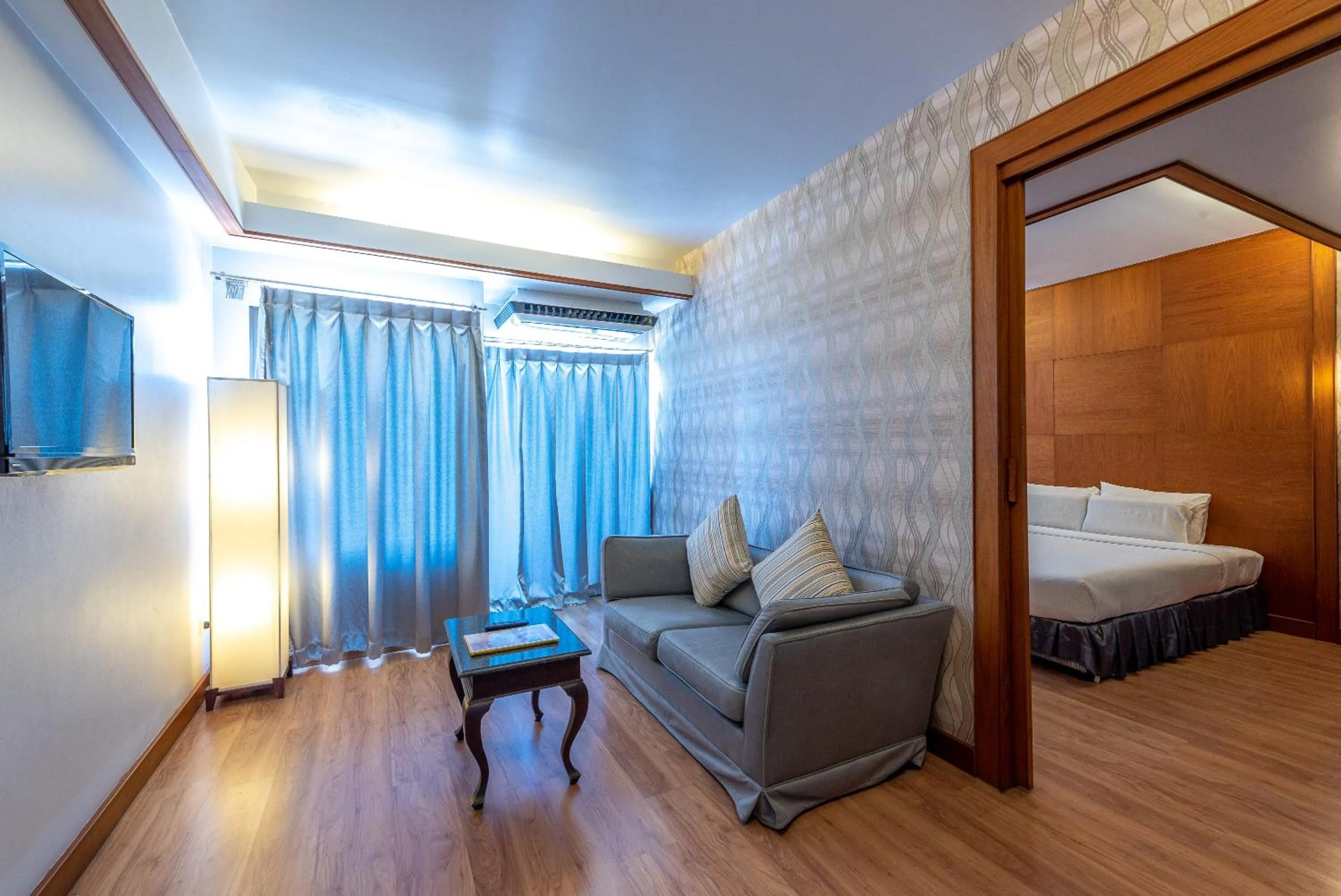 Living room, Bed in Nonthaburi Palace Hotel