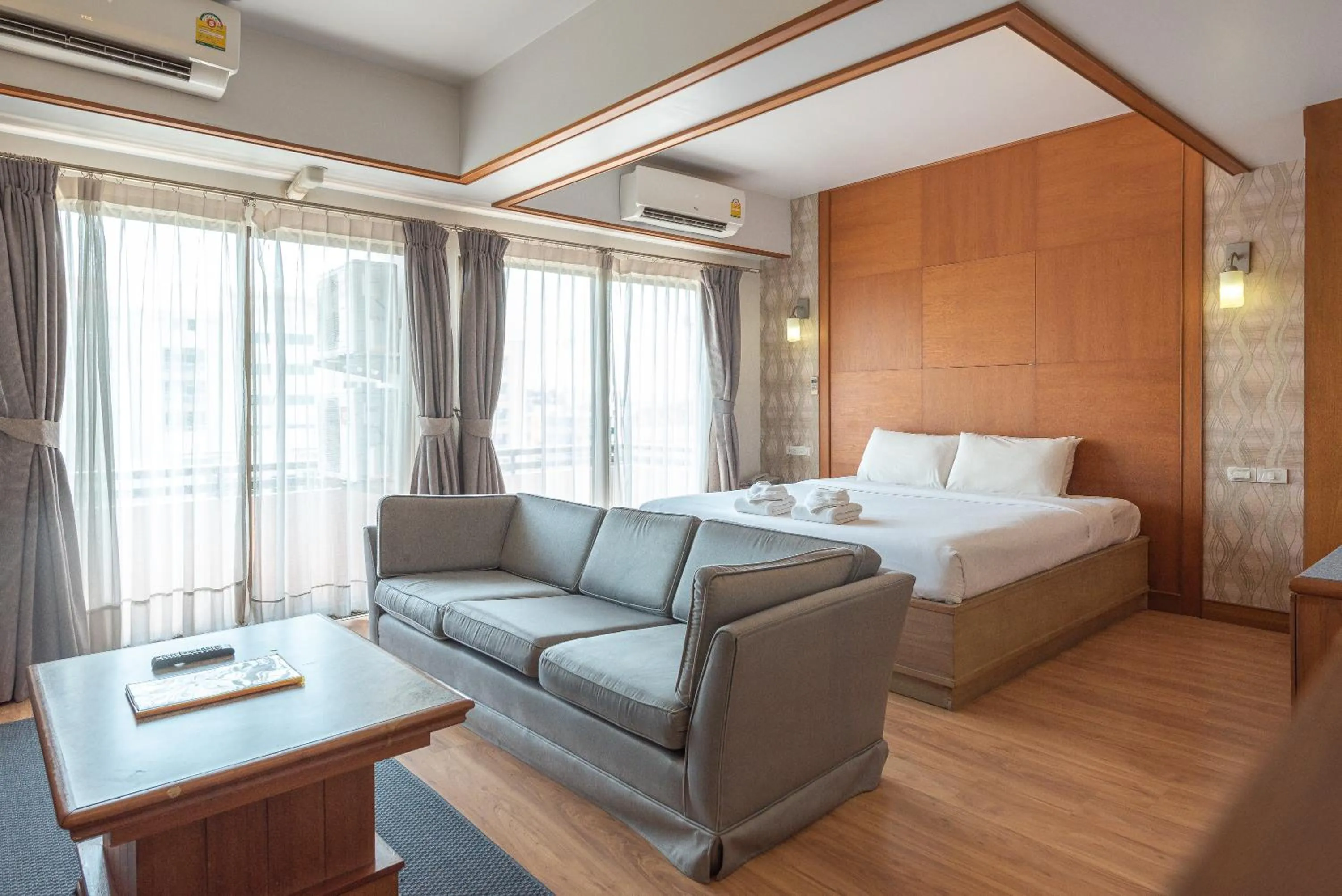 Bed in Nonthaburi Palace Hotel