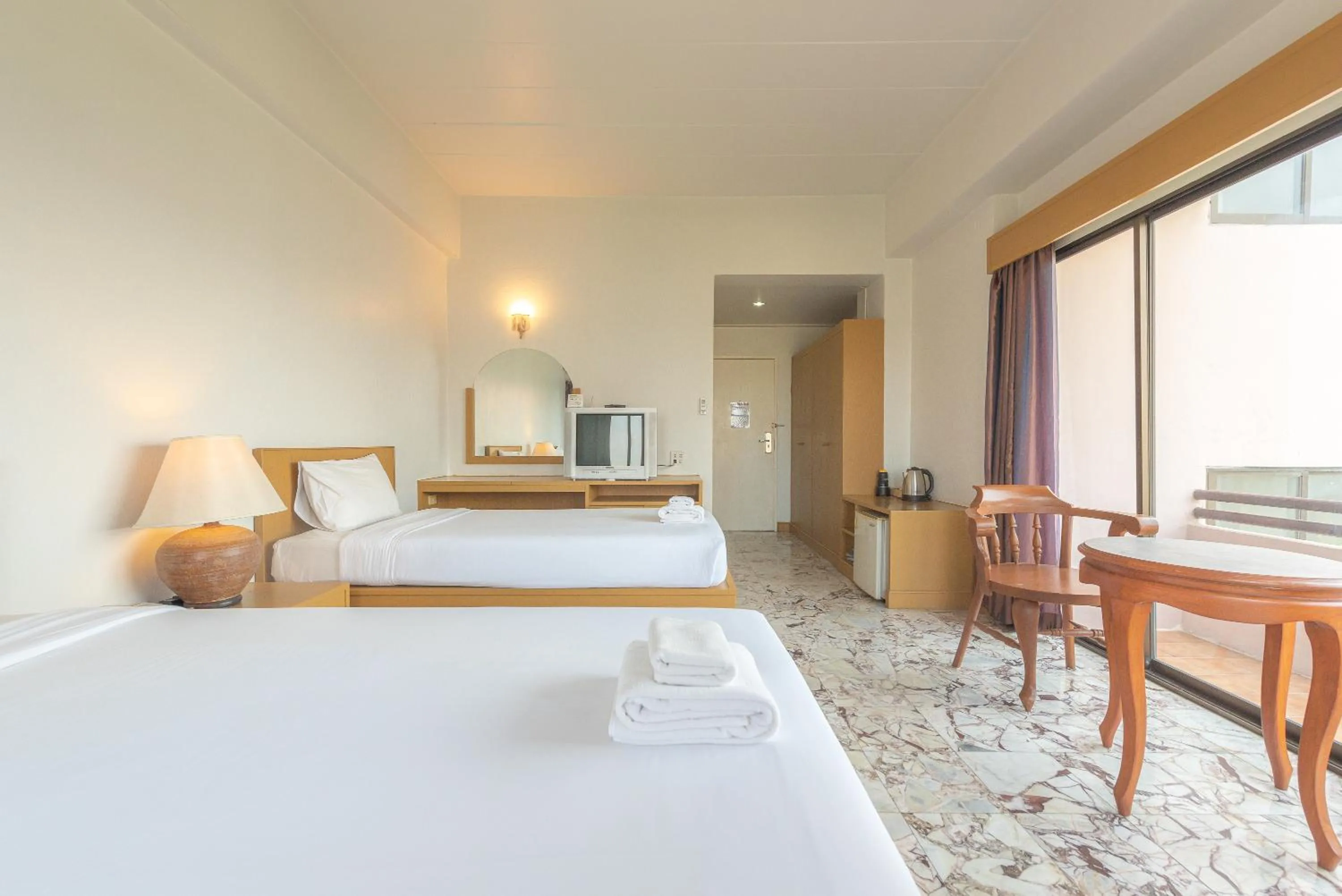 Bedroom, Bed in Nonthaburi Palace Hotel