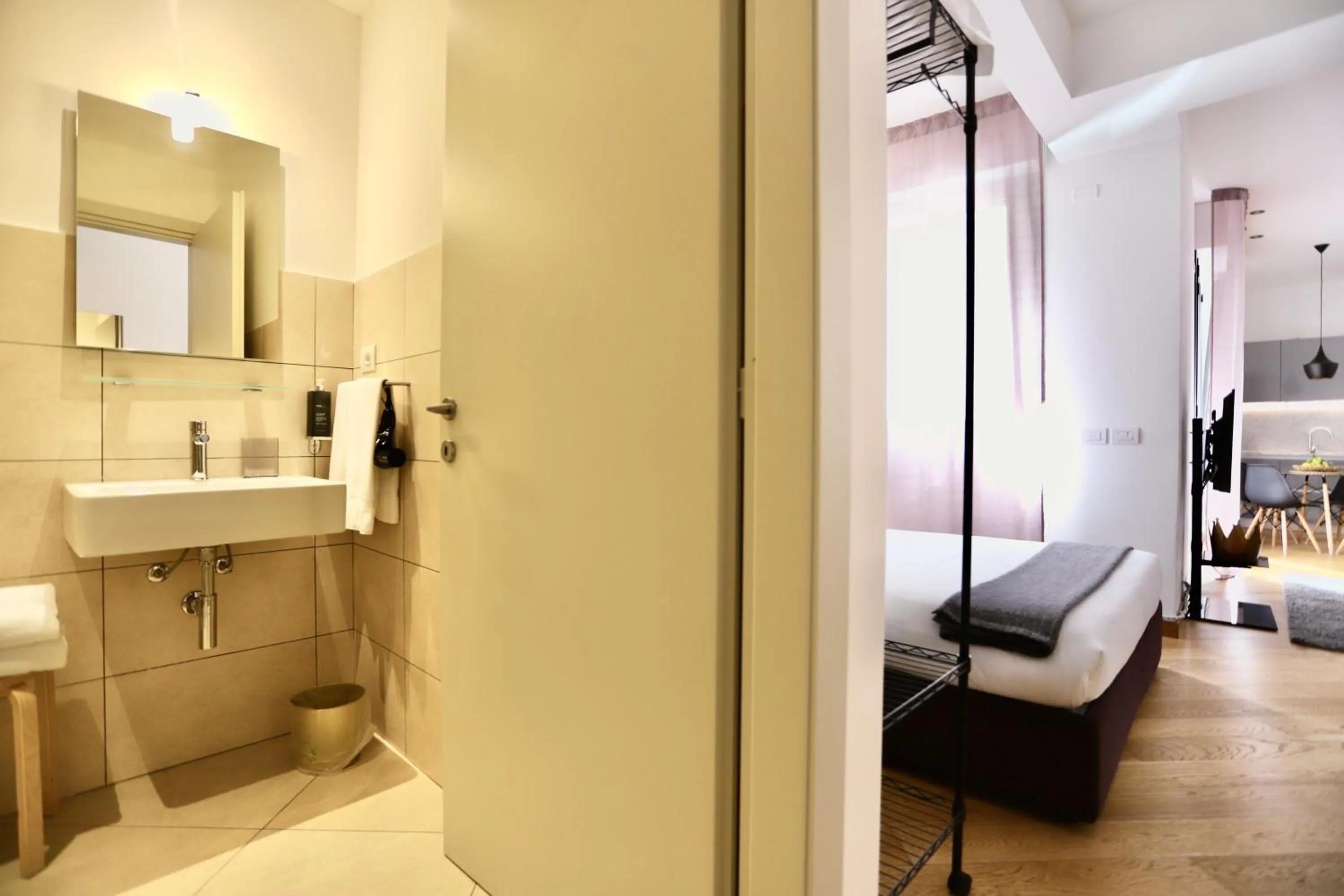 Bathroom, Bed in Palazzina B - Contemporary Studio