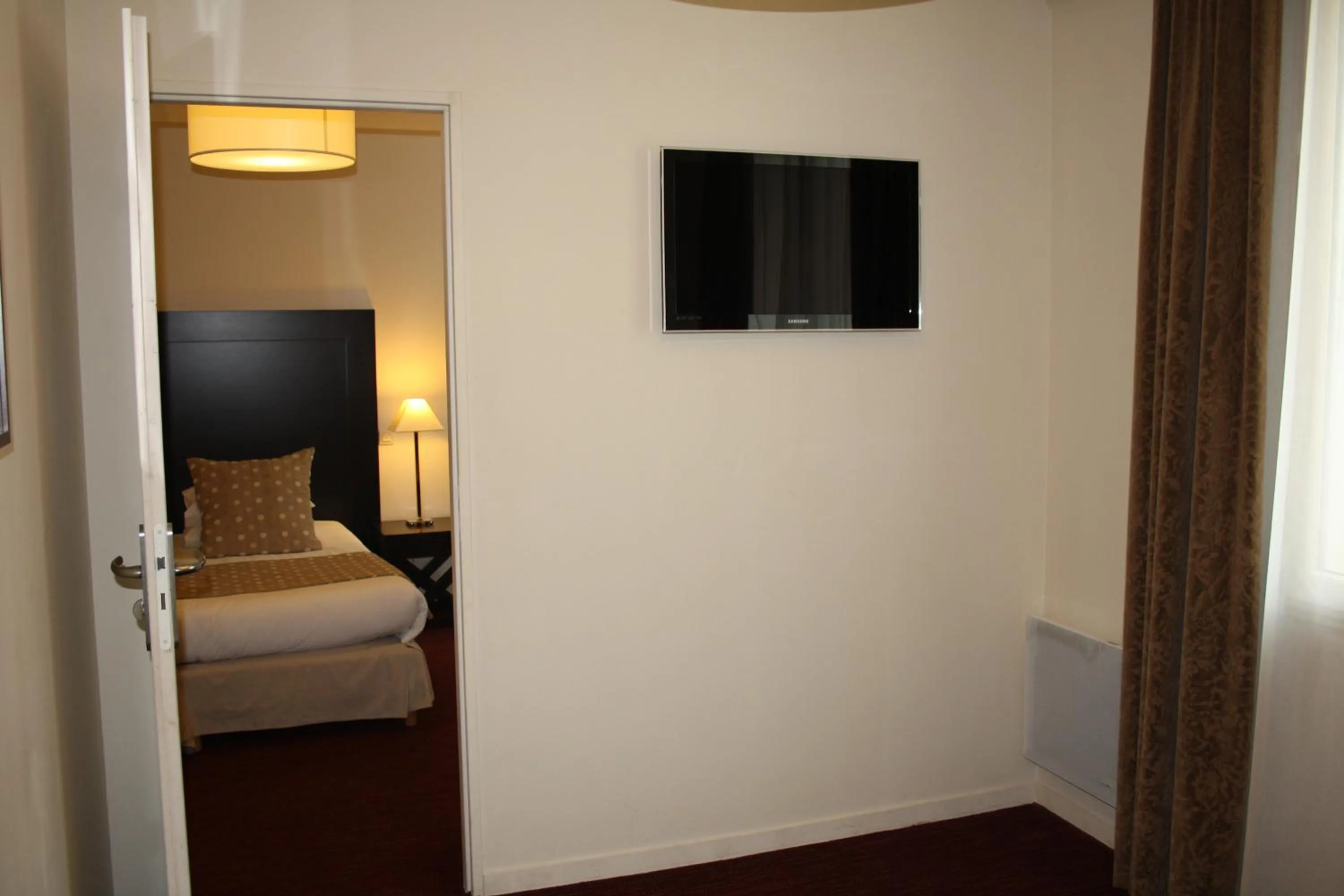 Photo of the whole room, Bed in Hôtel Burgevin