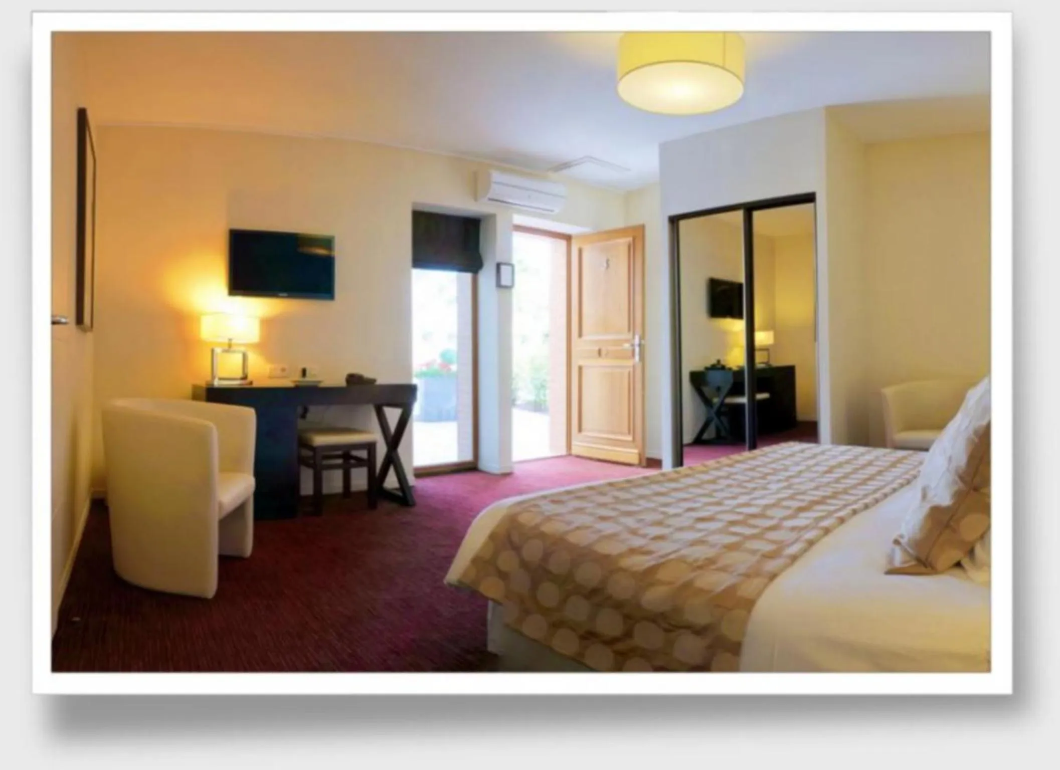 Bed in Hôtel Burgevin