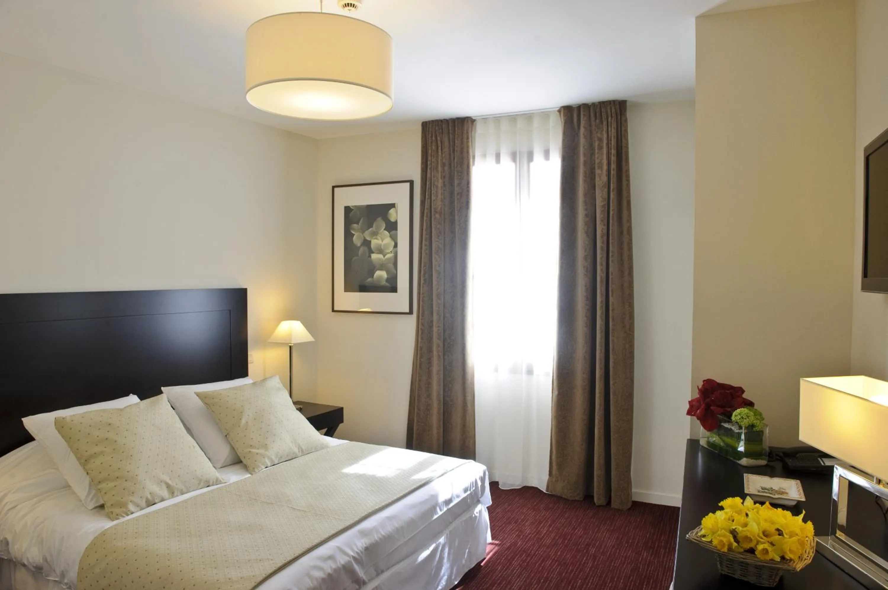 Photo of the whole room, Bed in Hôtel Burgevin