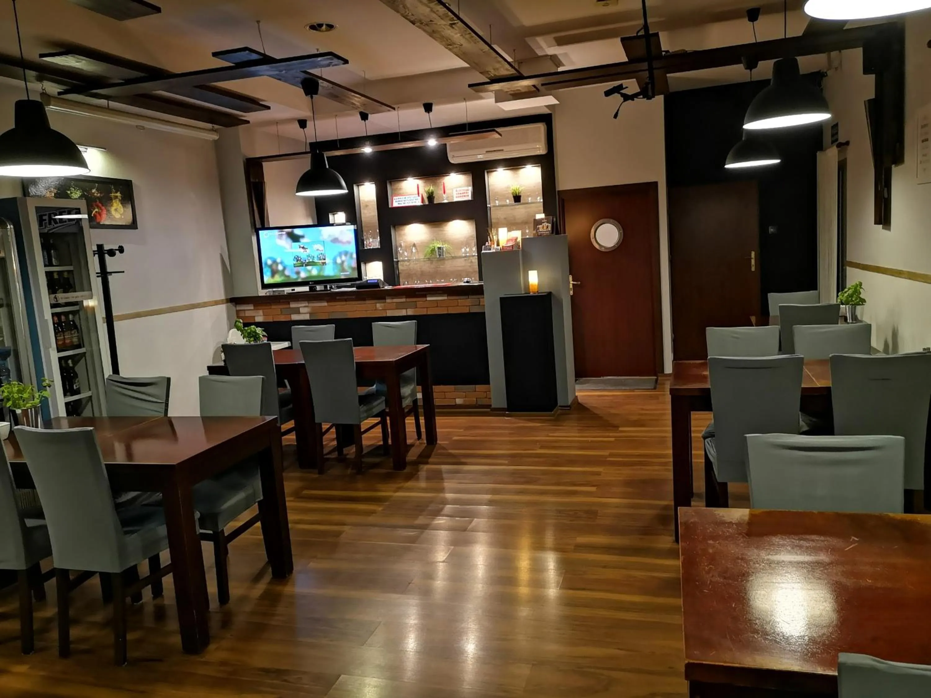 Restaurant/places to eat in Hotel 1