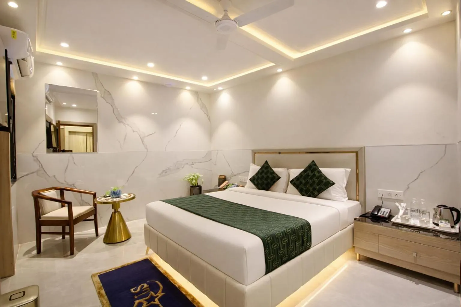 Bed in Hotel International Inn - Near Delhi Airport