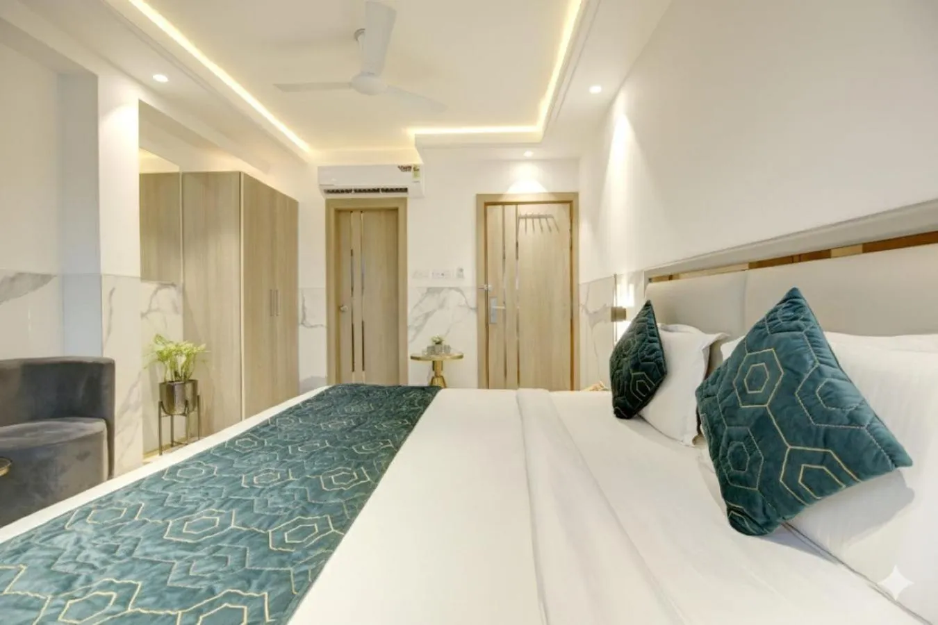 Bedroom, Bed in Hotel International Inn - Near Delhi Airport