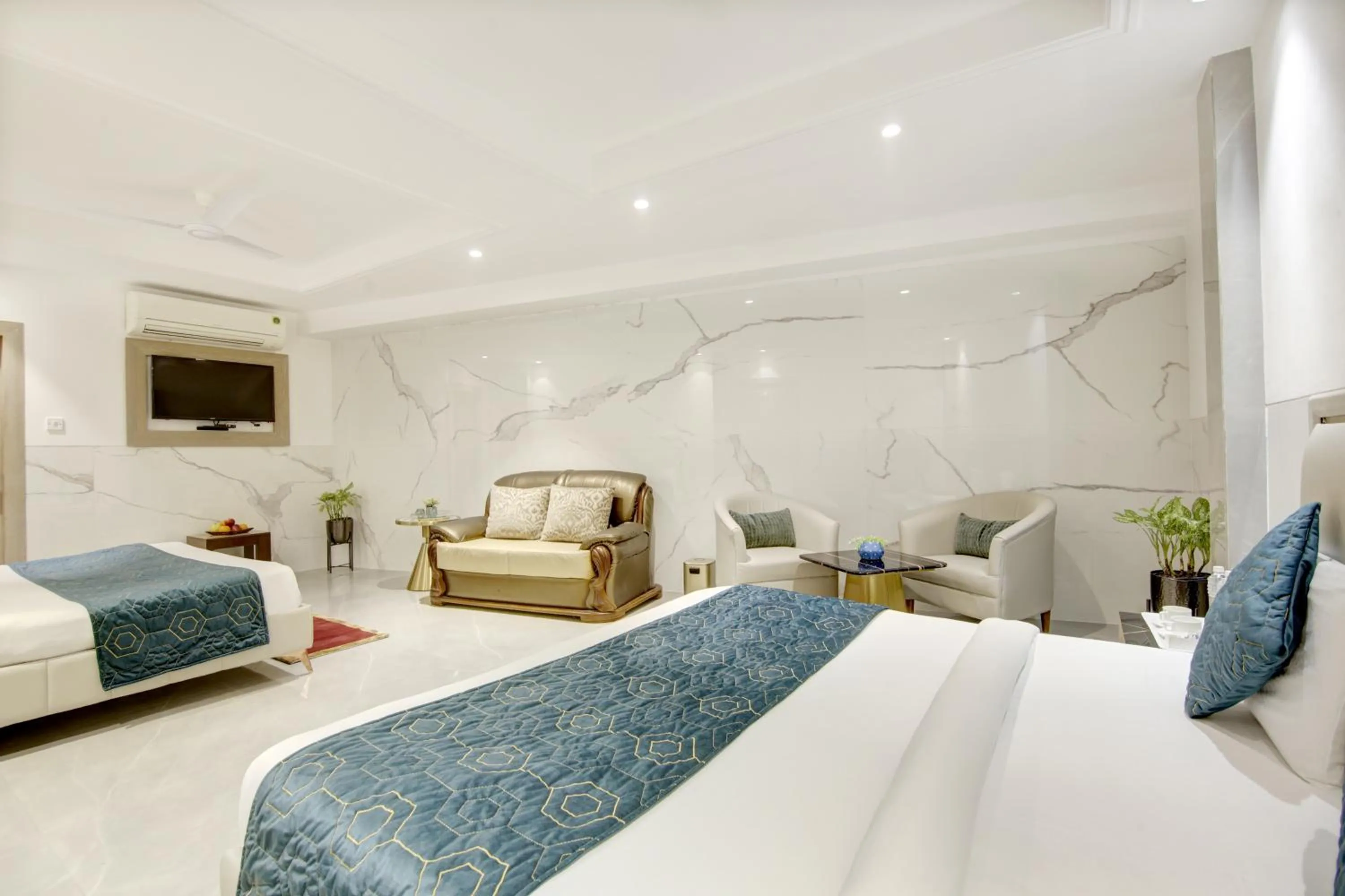 Photo of the whole room, Bed in Hotel International Inn - Near Delhi Airport