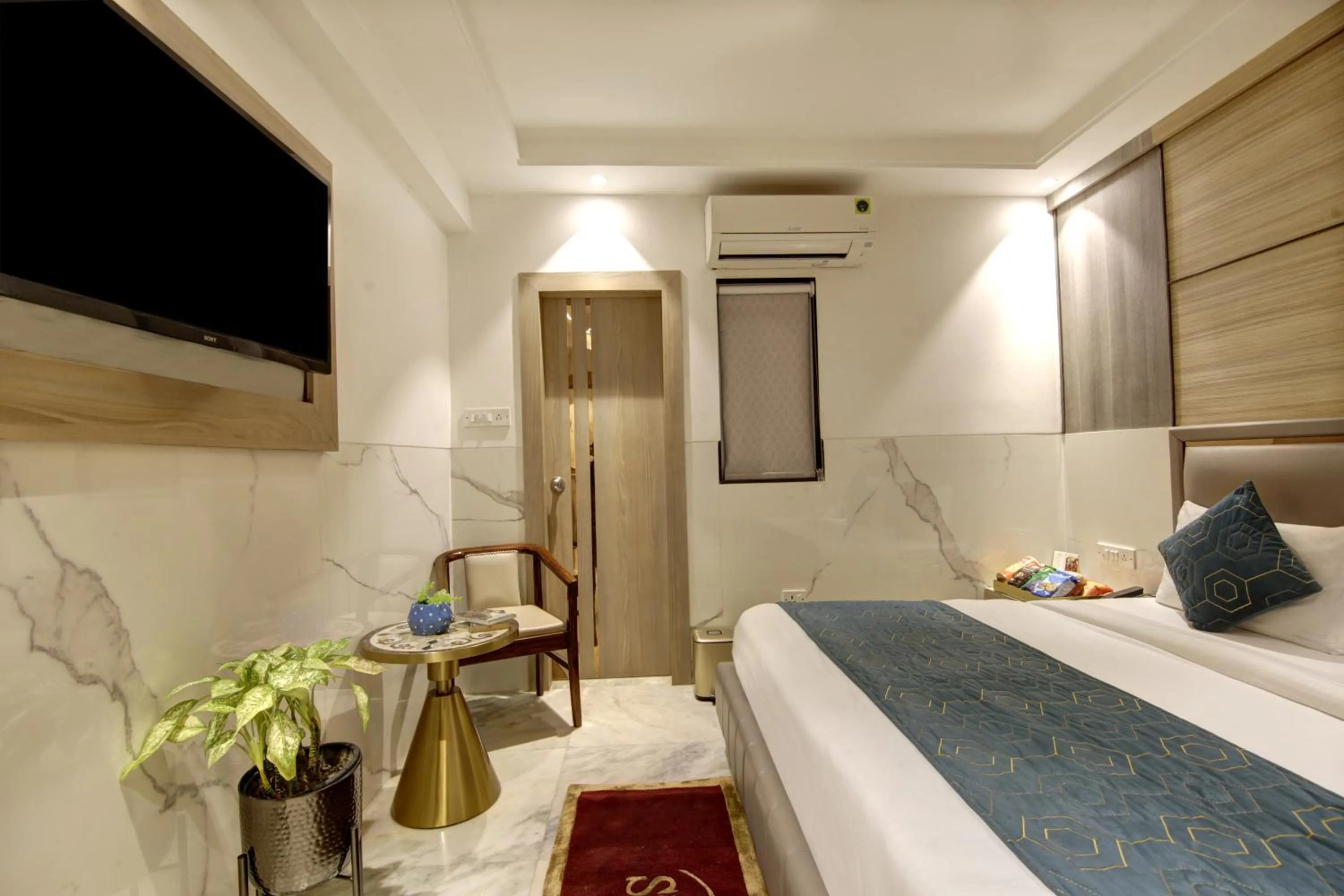 Bedroom, Bed in Hotel International Inn - Near Delhi Airport