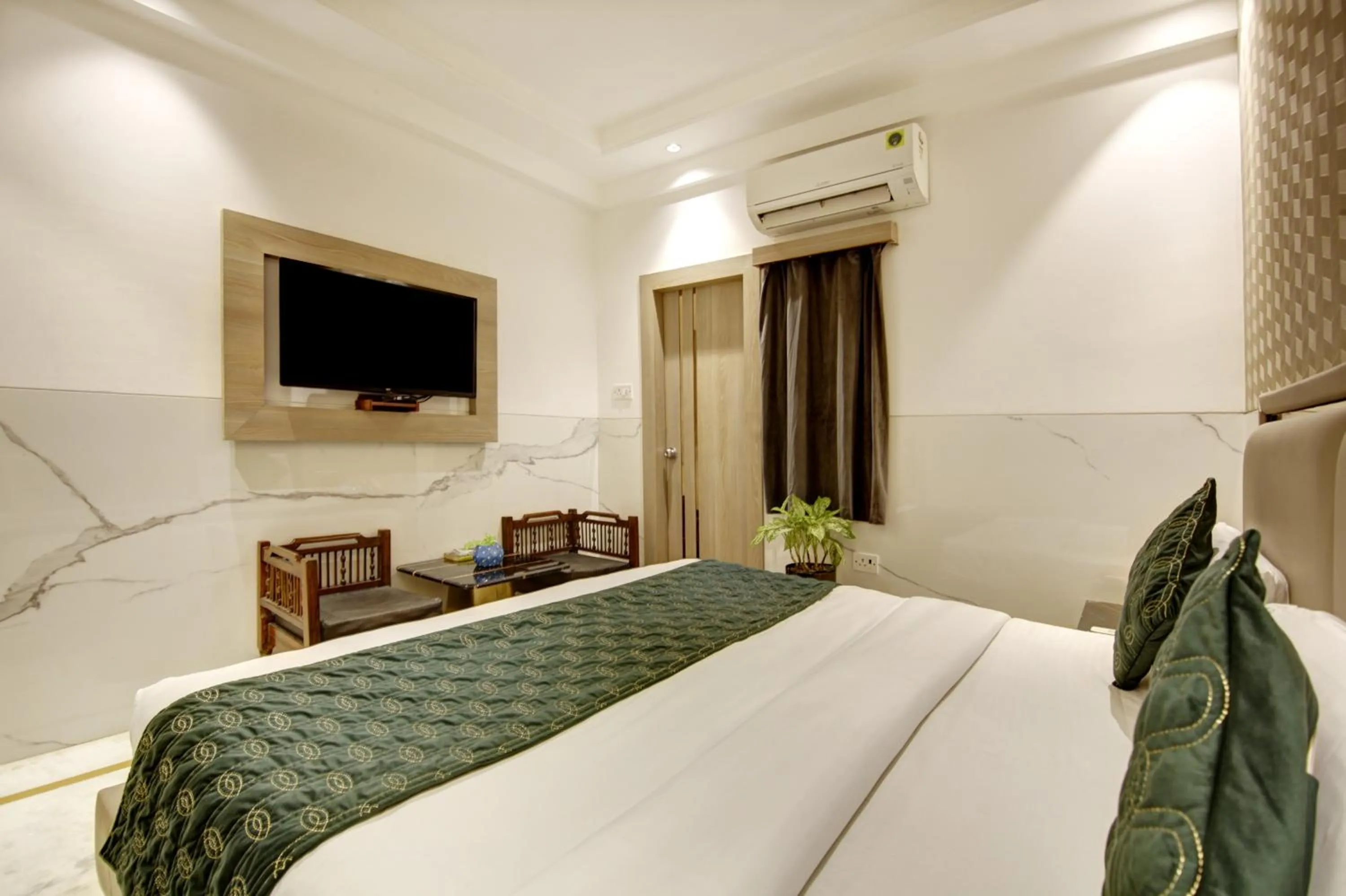TV and multimedia, Bed in Hotel International Inn - Near Delhi Airport