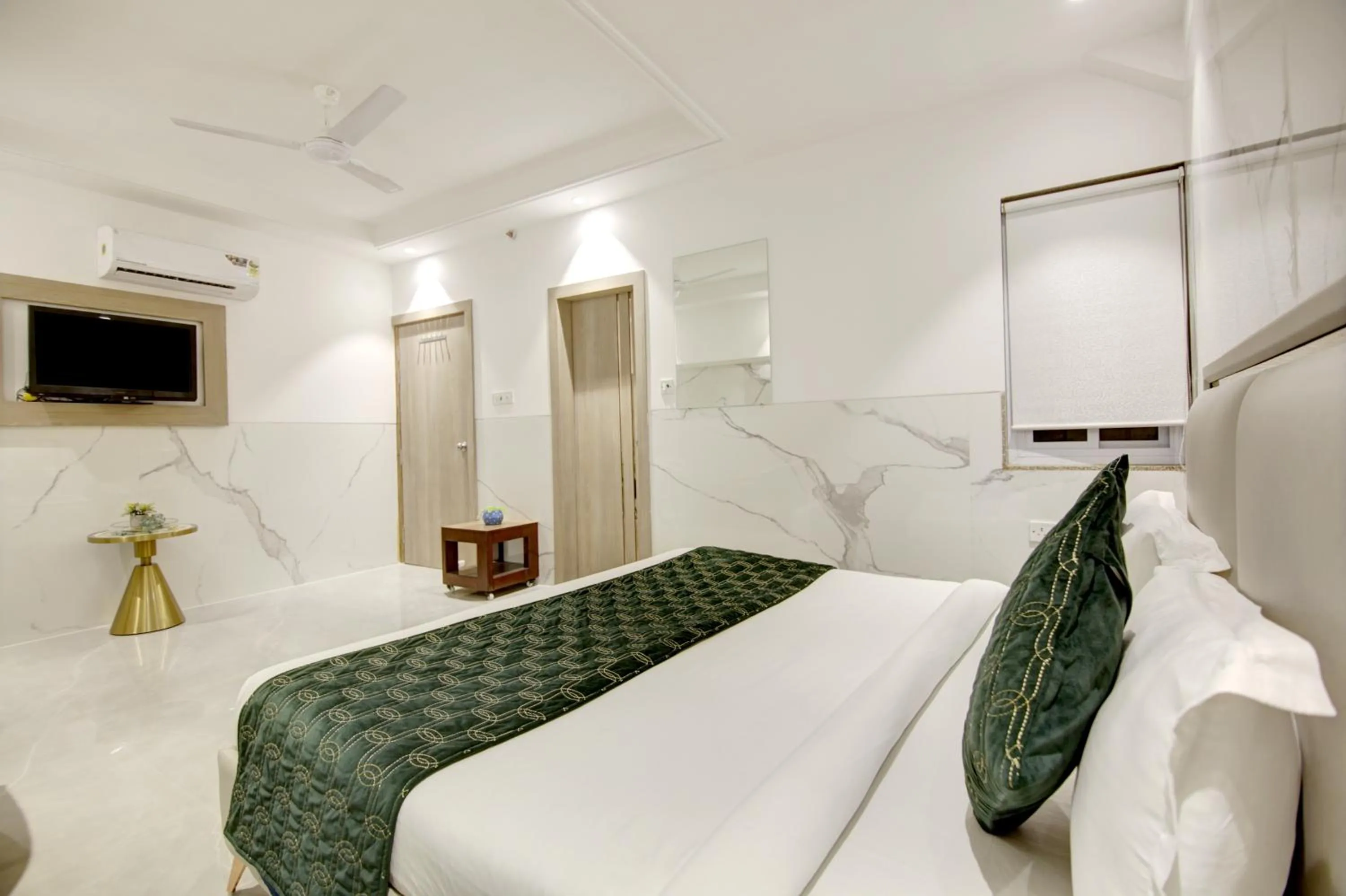 Bed in Hotel International Inn - Near Delhi Airport