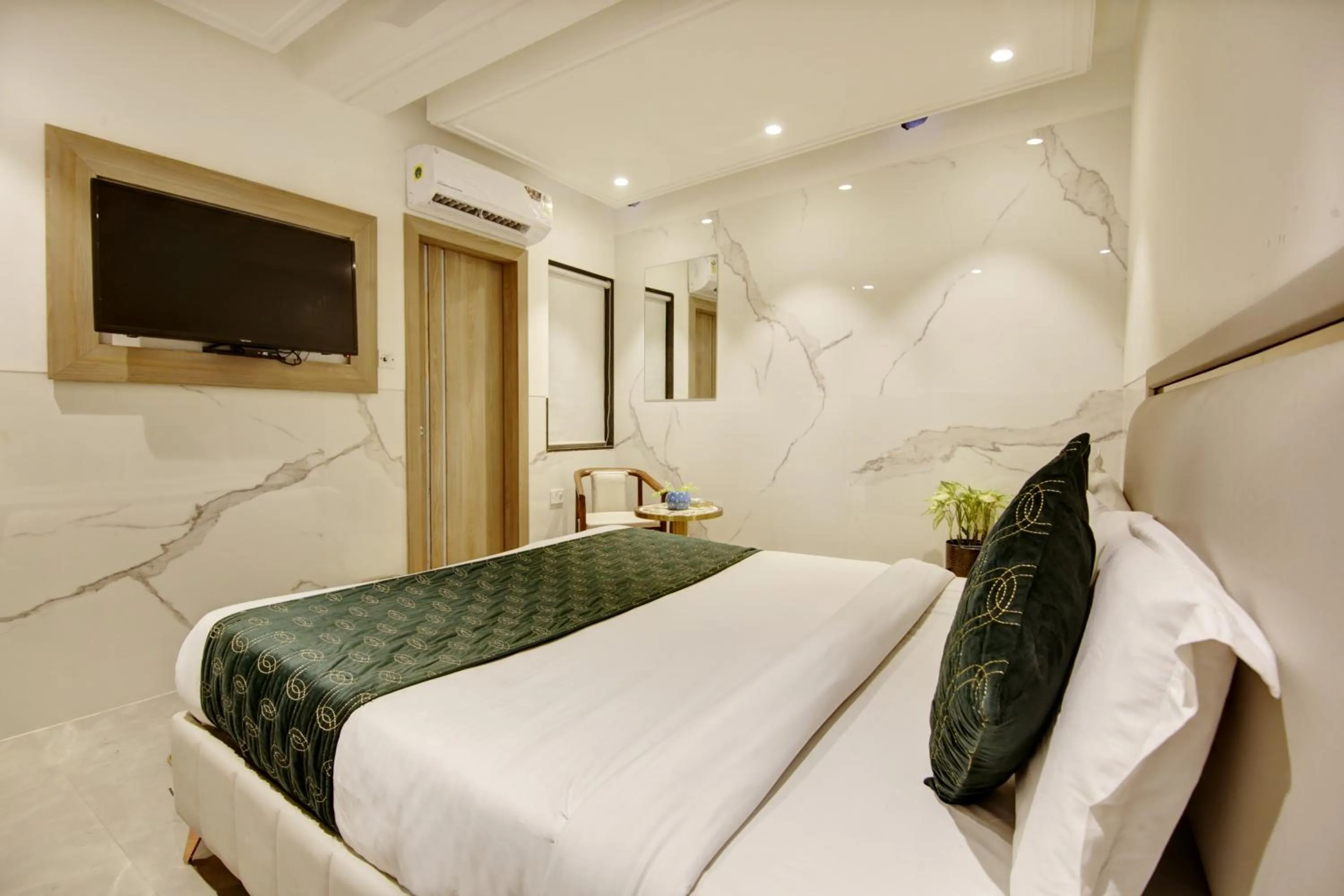 Photo of the whole room, Bed in Hotel International Inn - Near Delhi Airport