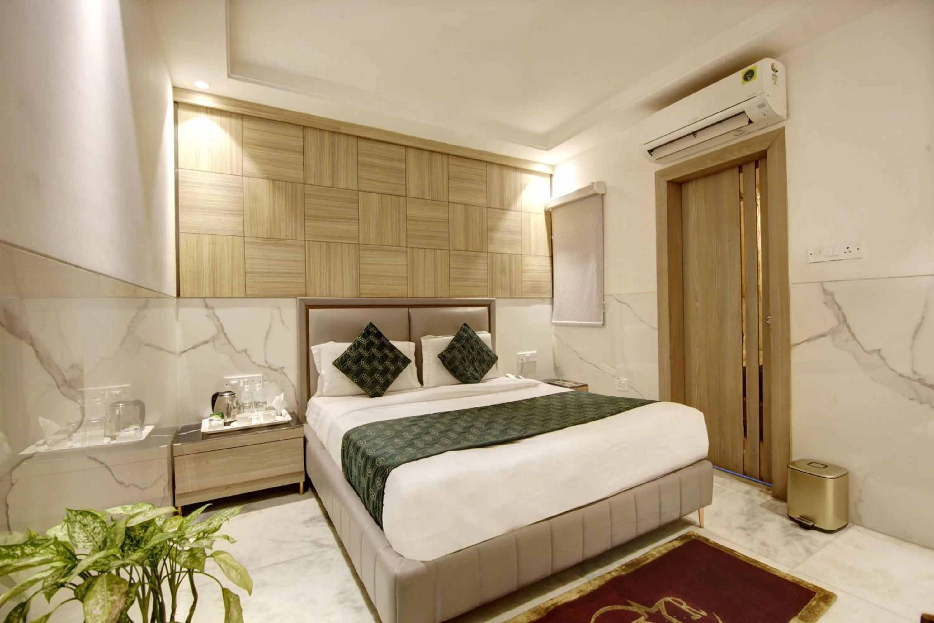 Bed in Hotel International Inn - Near Delhi Airport