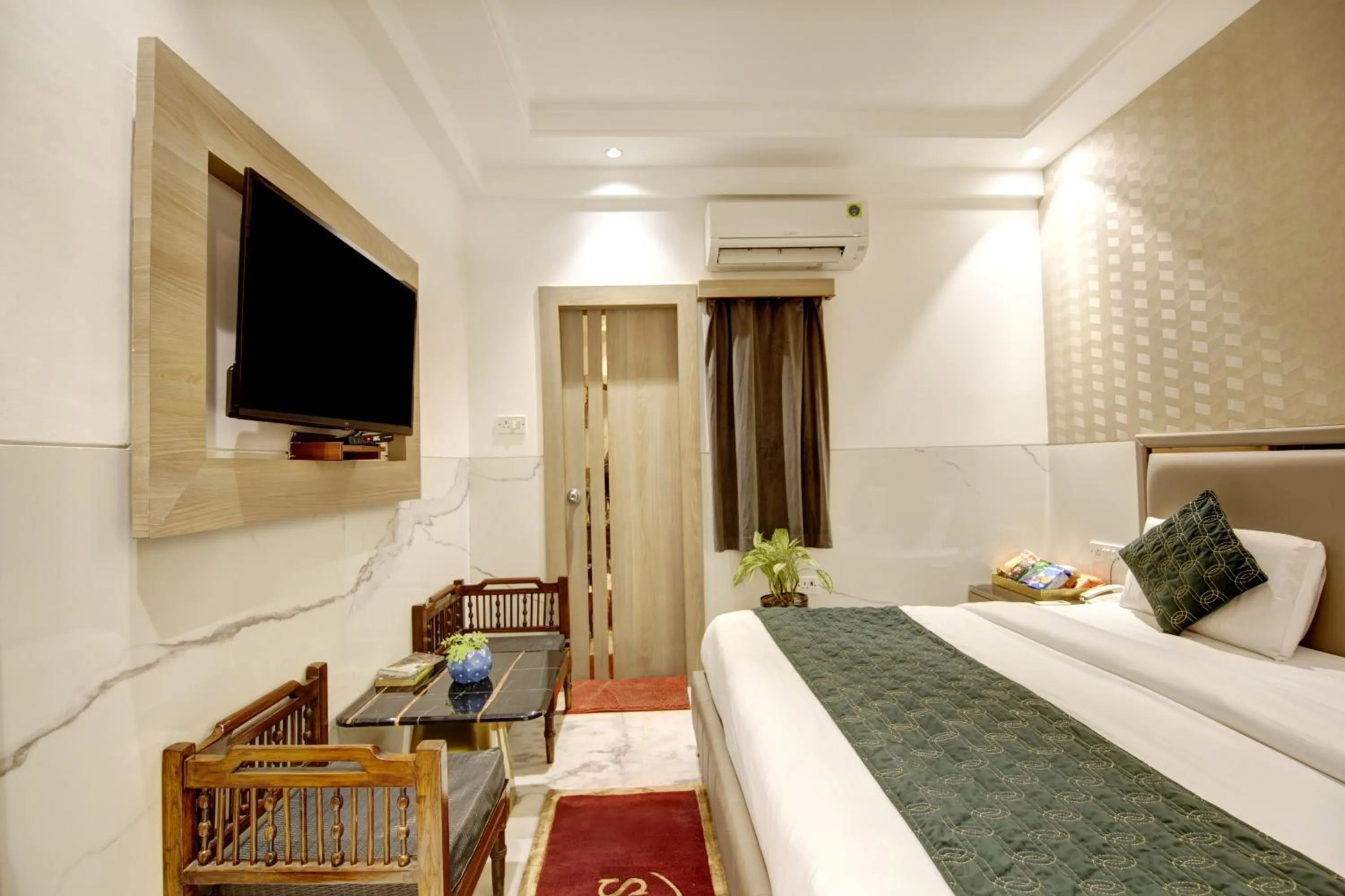 Bedroom, Bed in Hotel International Inn - Near Delhi Airport