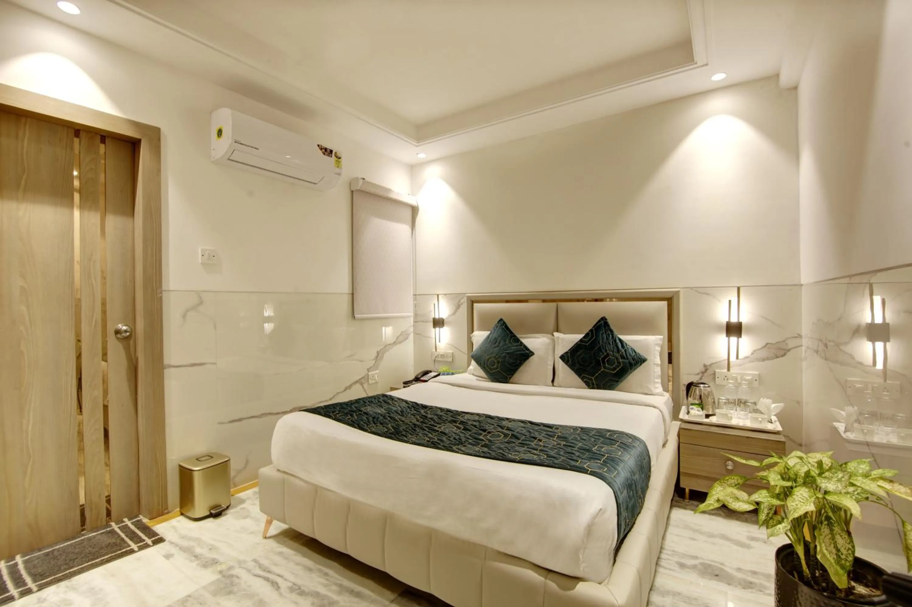 Bedroom, Bed in Hotel International Inn - Near Delhi Airport