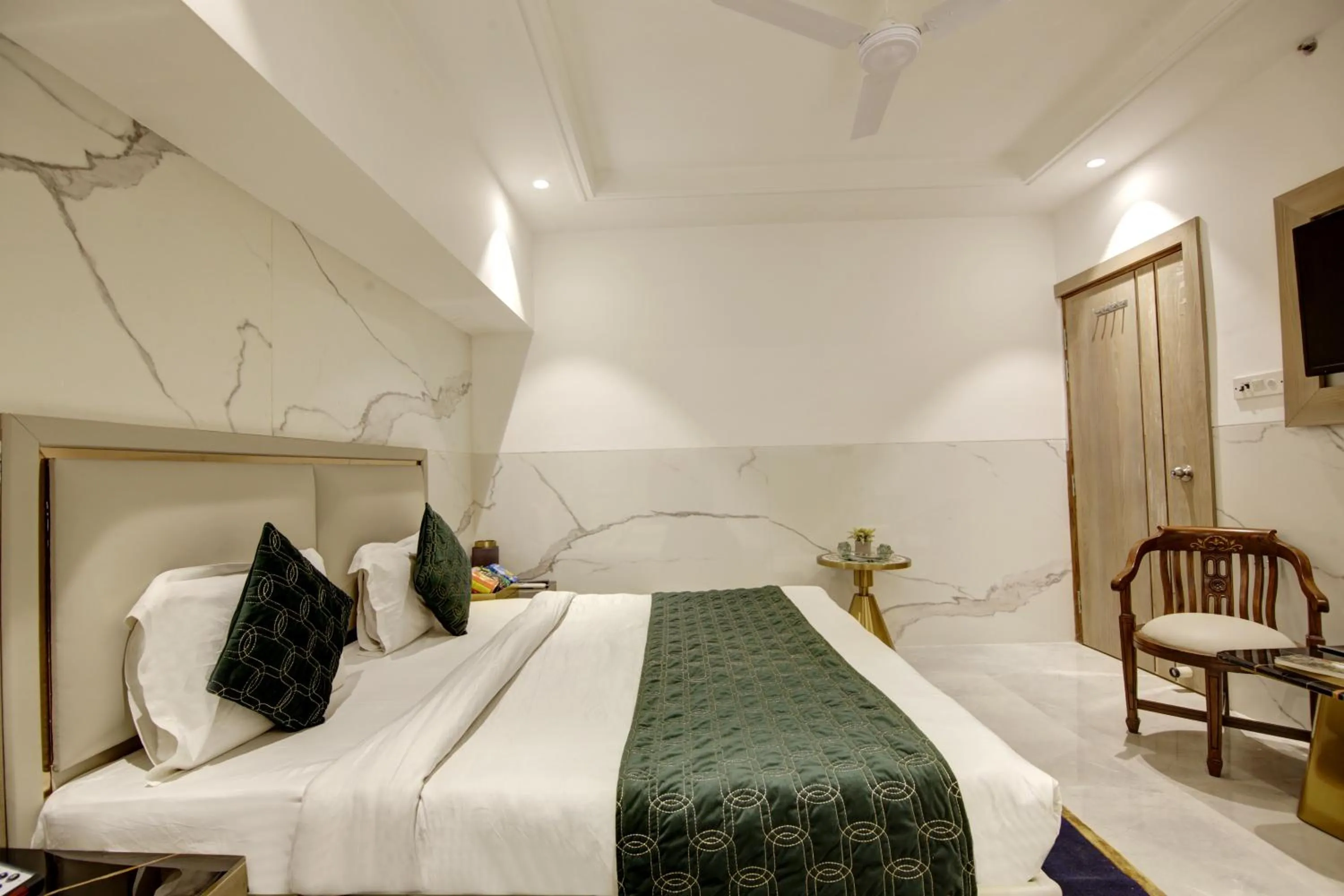 Bedroom, Bed in Hotel International Inn - Near Delhi Airport