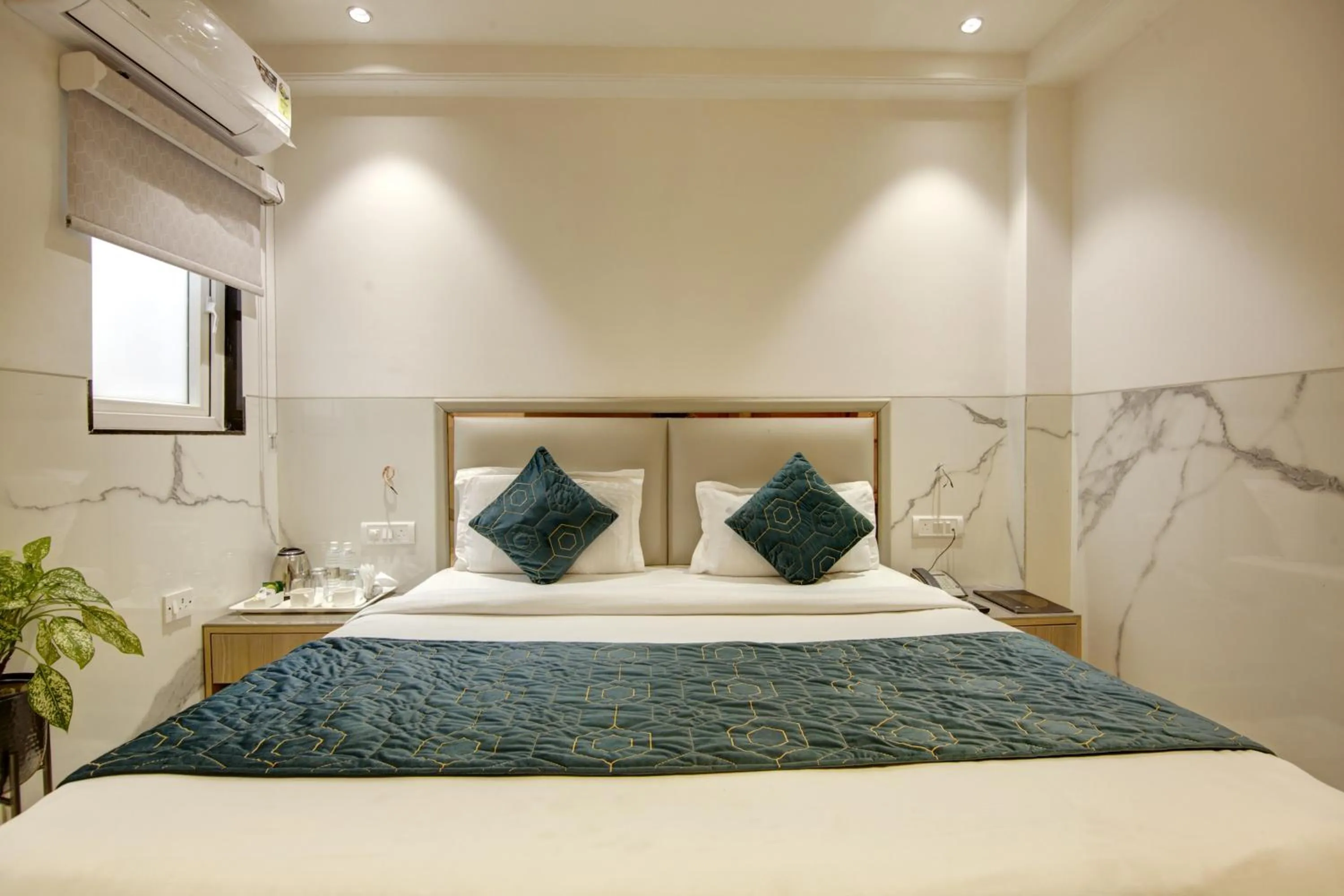 Bed in Hotel International Inn - Near Delhi Airport