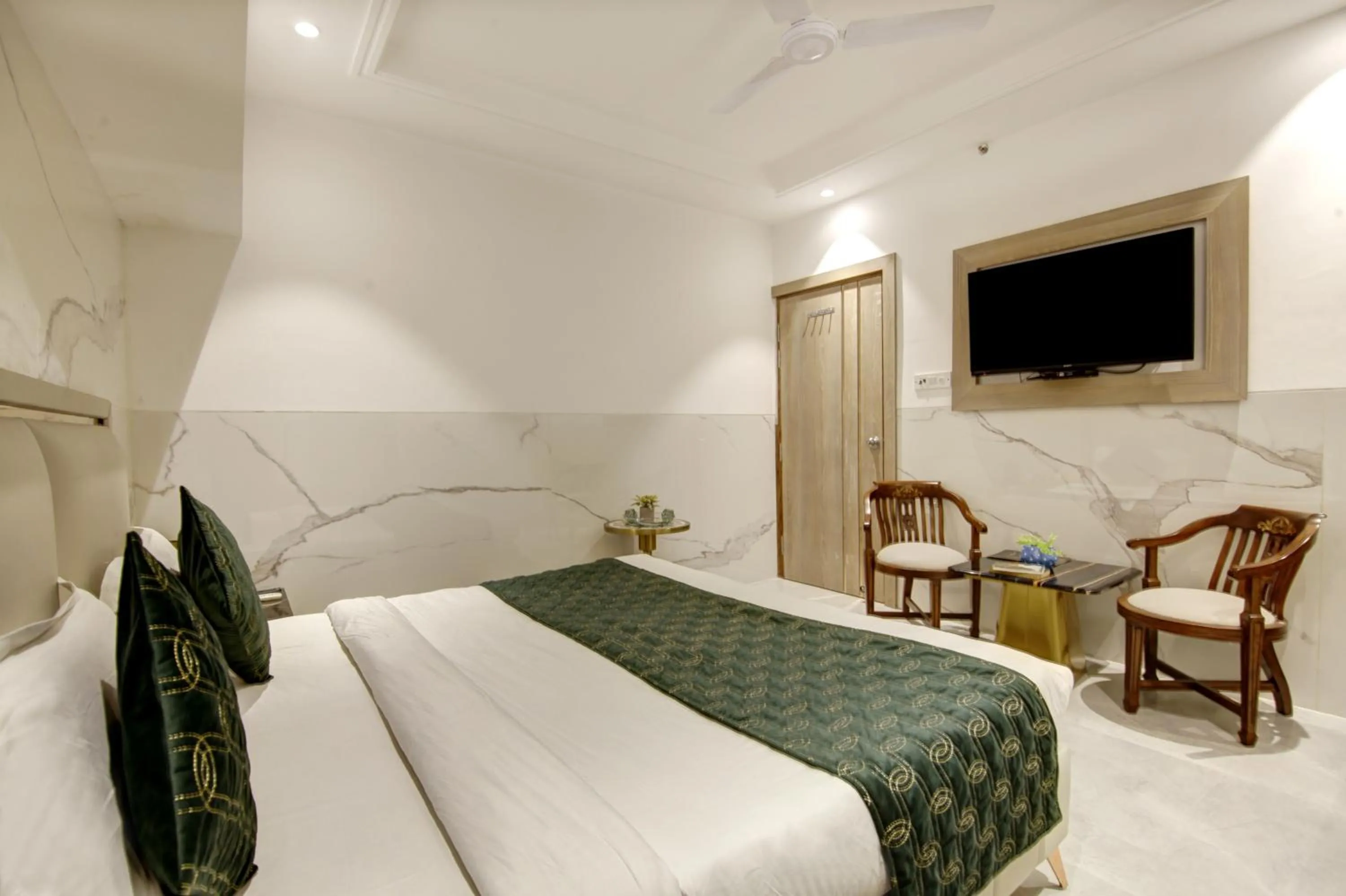 Bed in Hotel International Inn - Near Delhi Airport