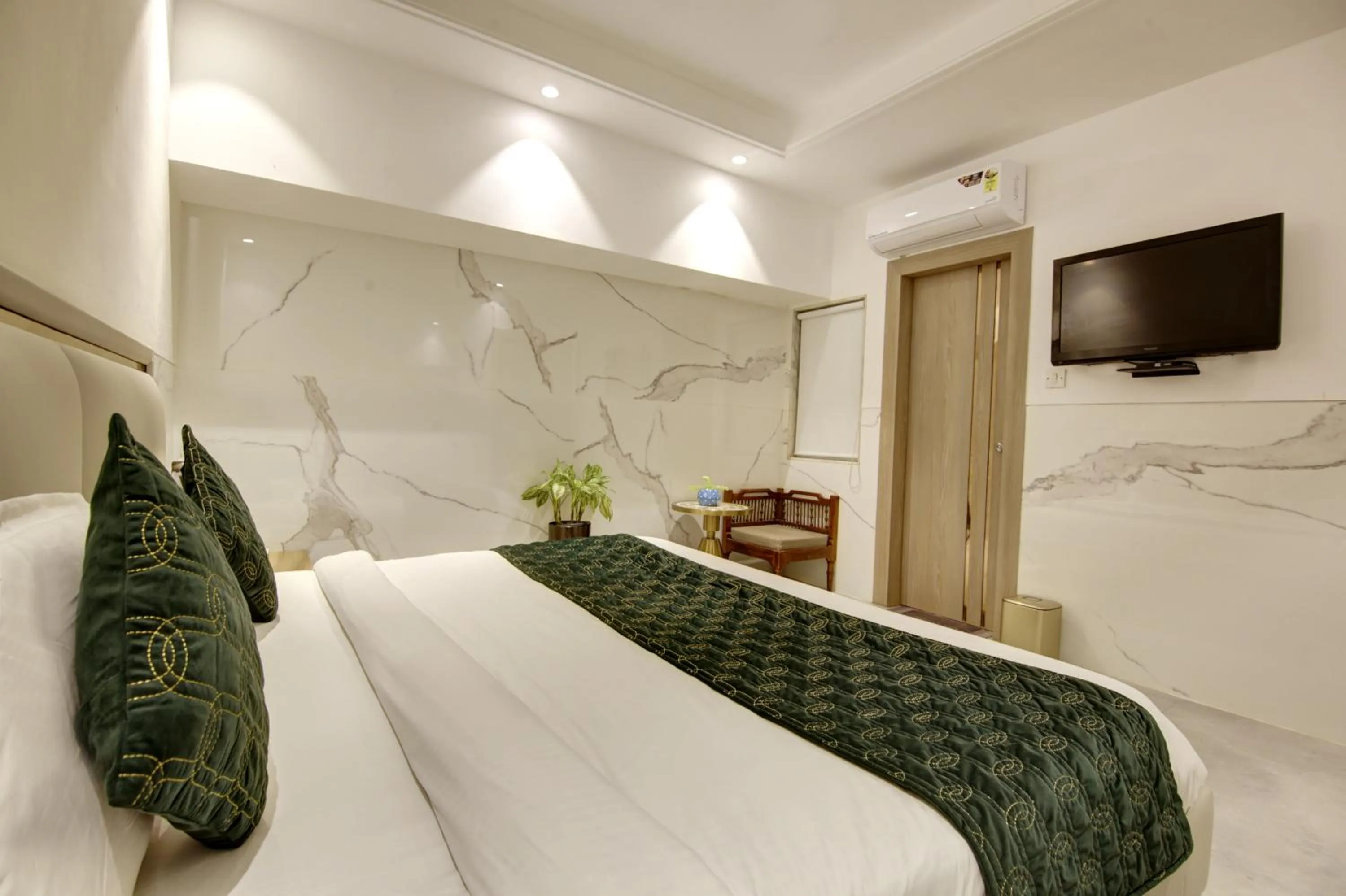 Bed in Hotel International Inn - Near Delhi Airport