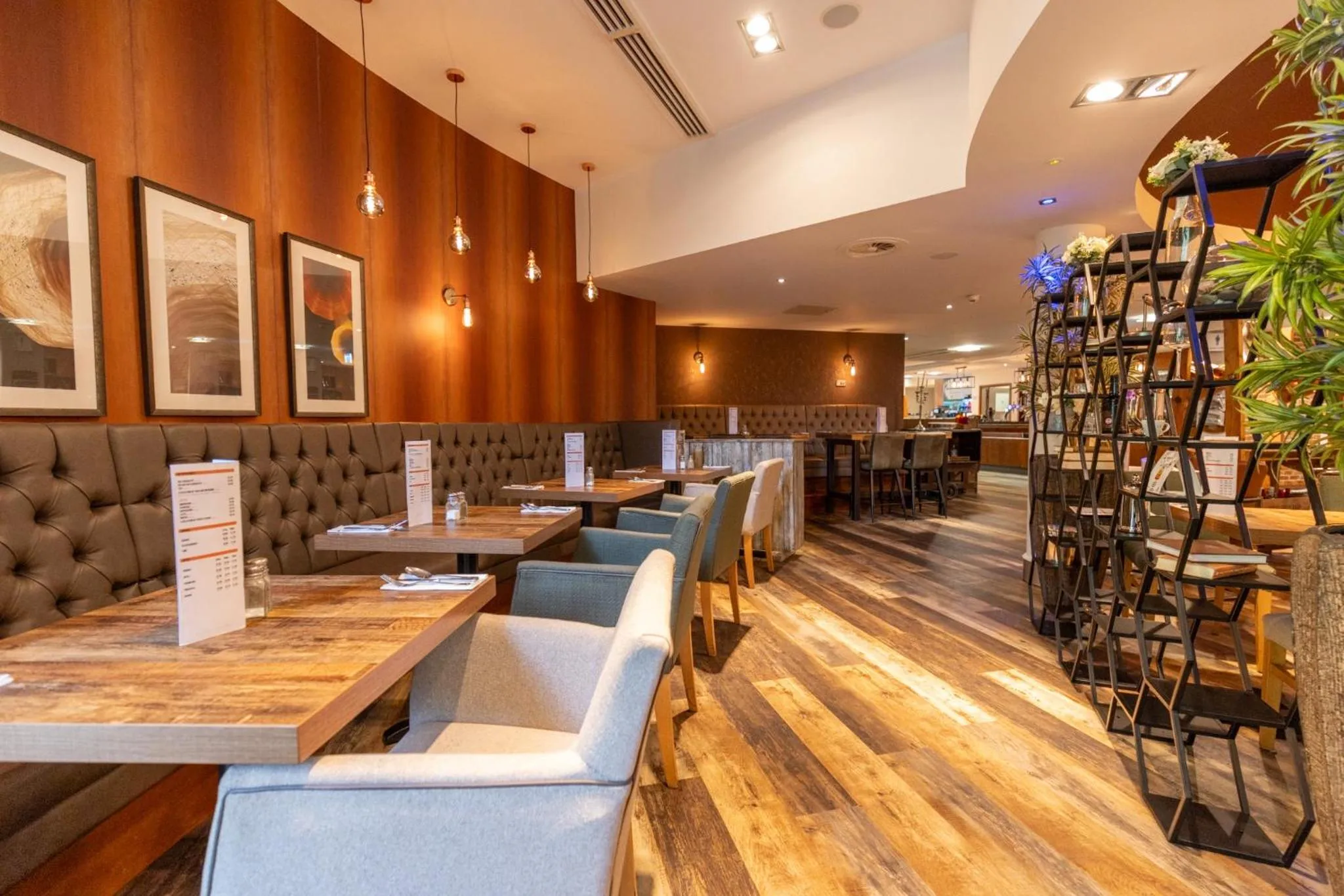 Restaurant/places to eat in Drayton Manor Hotel