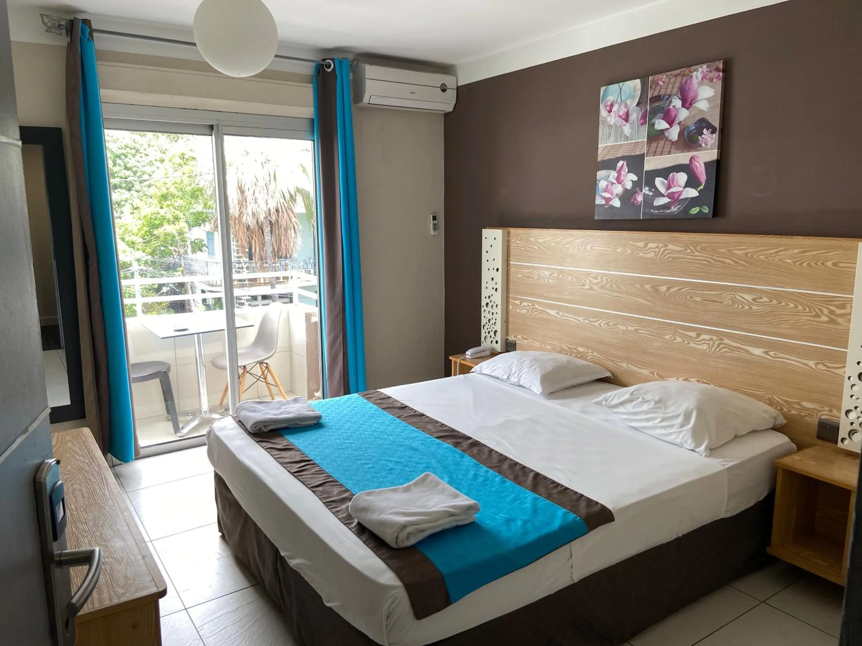 Photo of the whole room, Bed in Hôtel Select - Réunion