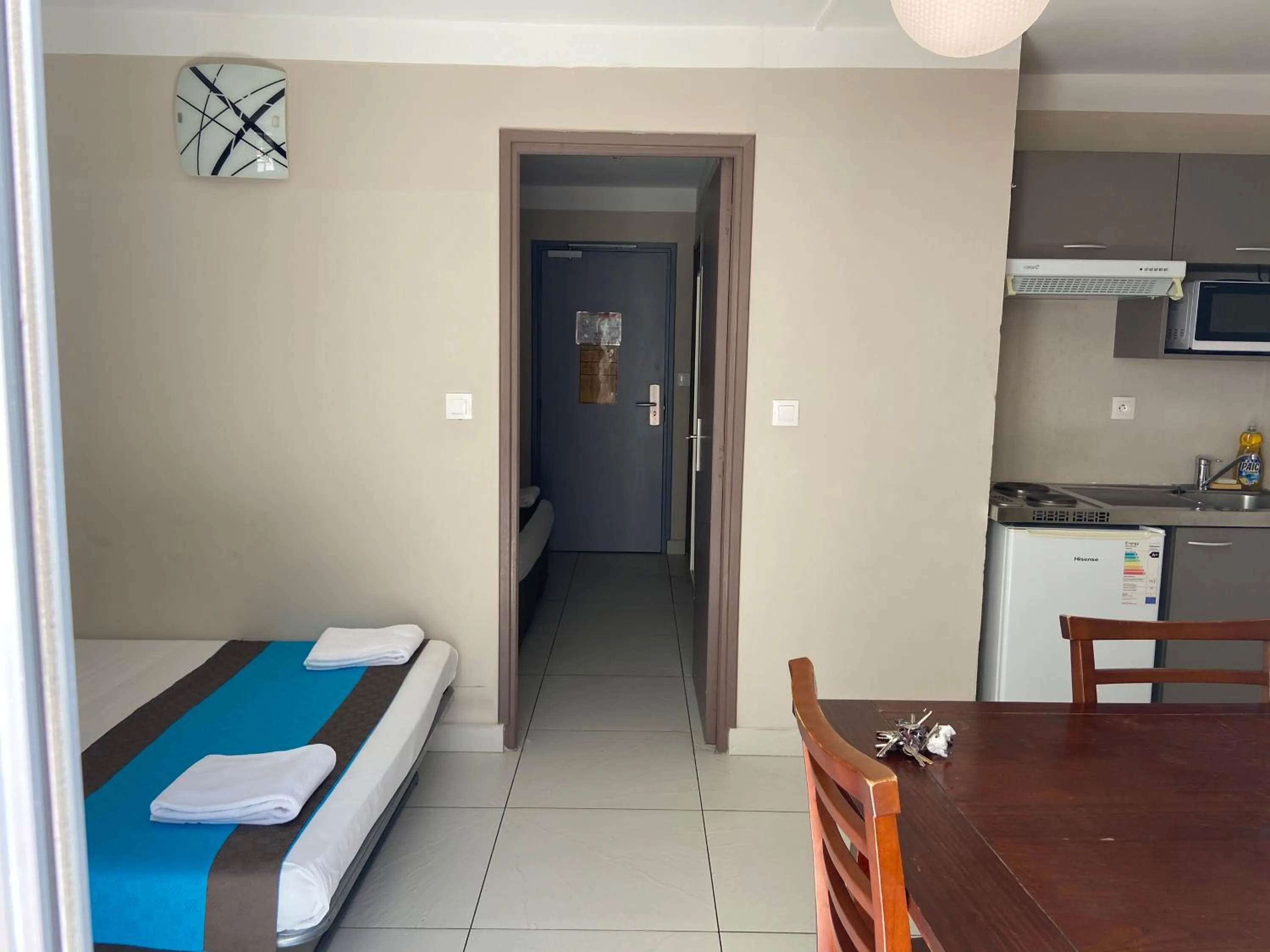 Kitchen or kitchenette, Bed in Hôtel Select - Réunion