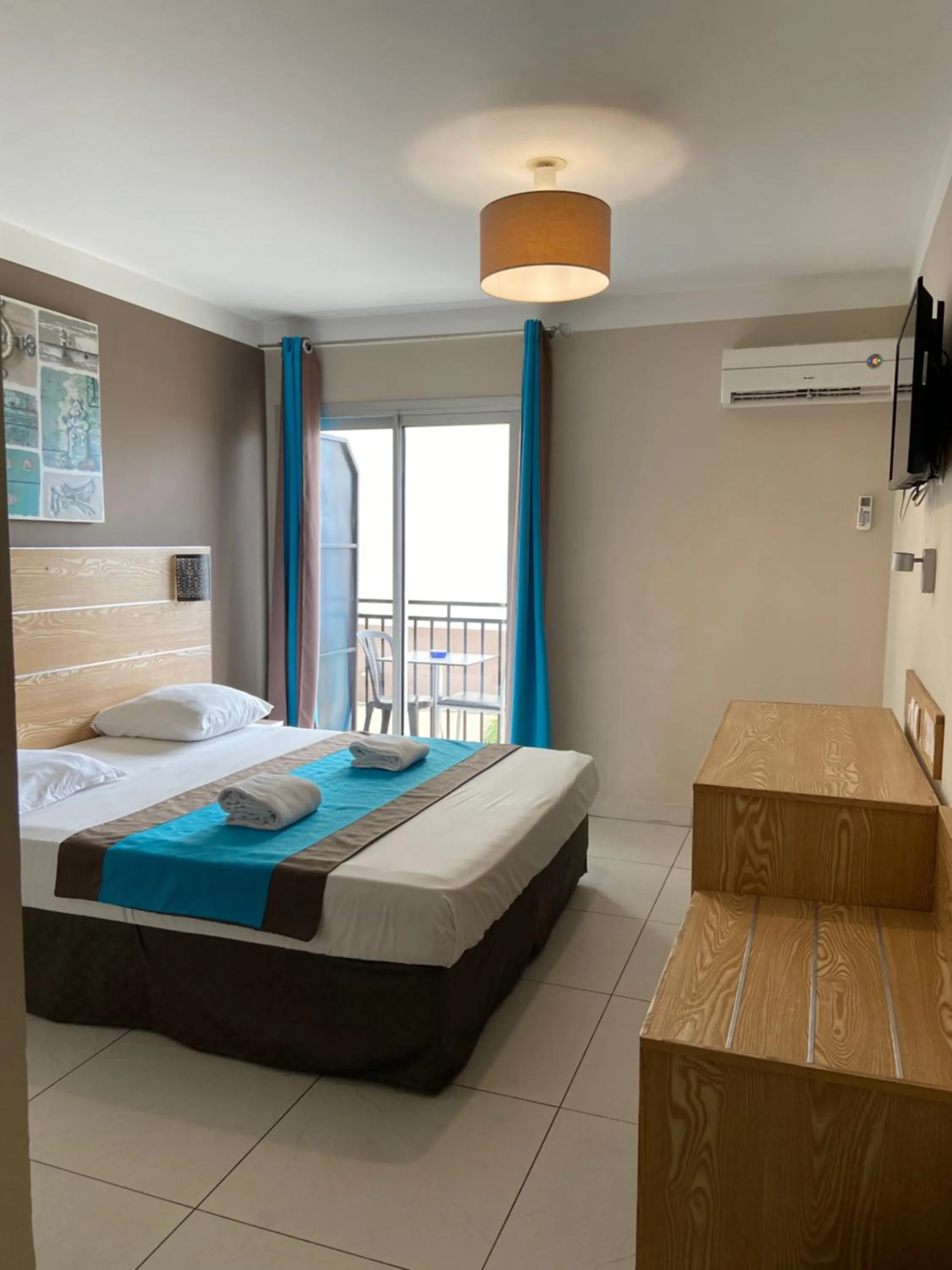 Bedroom, Bed in Hôtel Select - Réunion