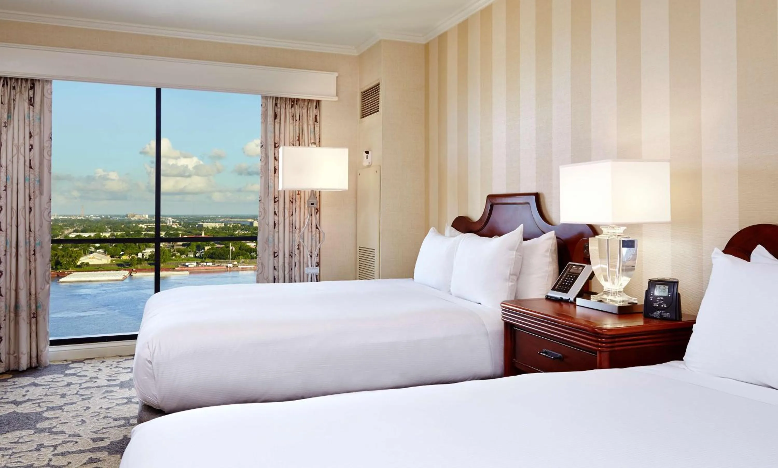 Bed in Hilton New Orleans Riverside