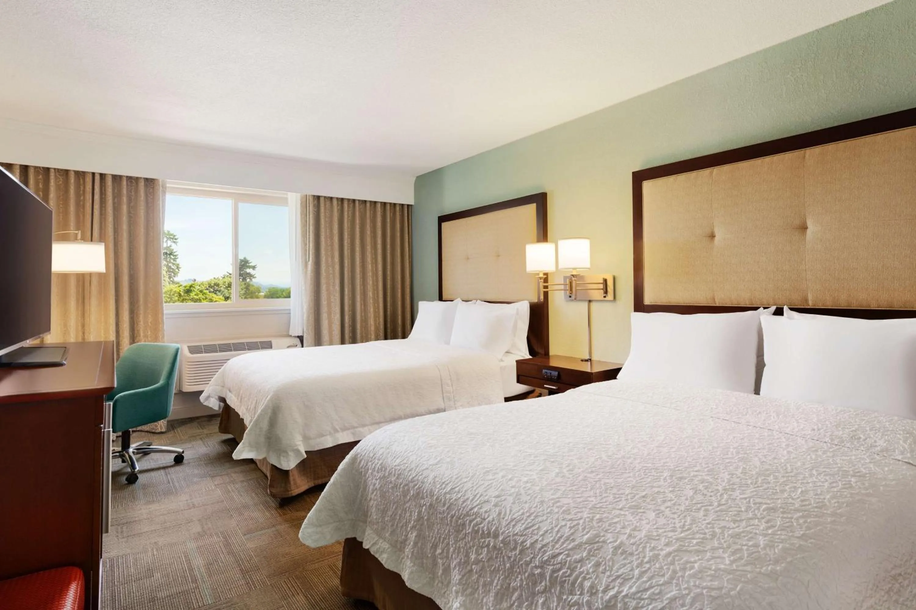 Bedroom, Bed in Hampton Inn - Portland/Clackamas