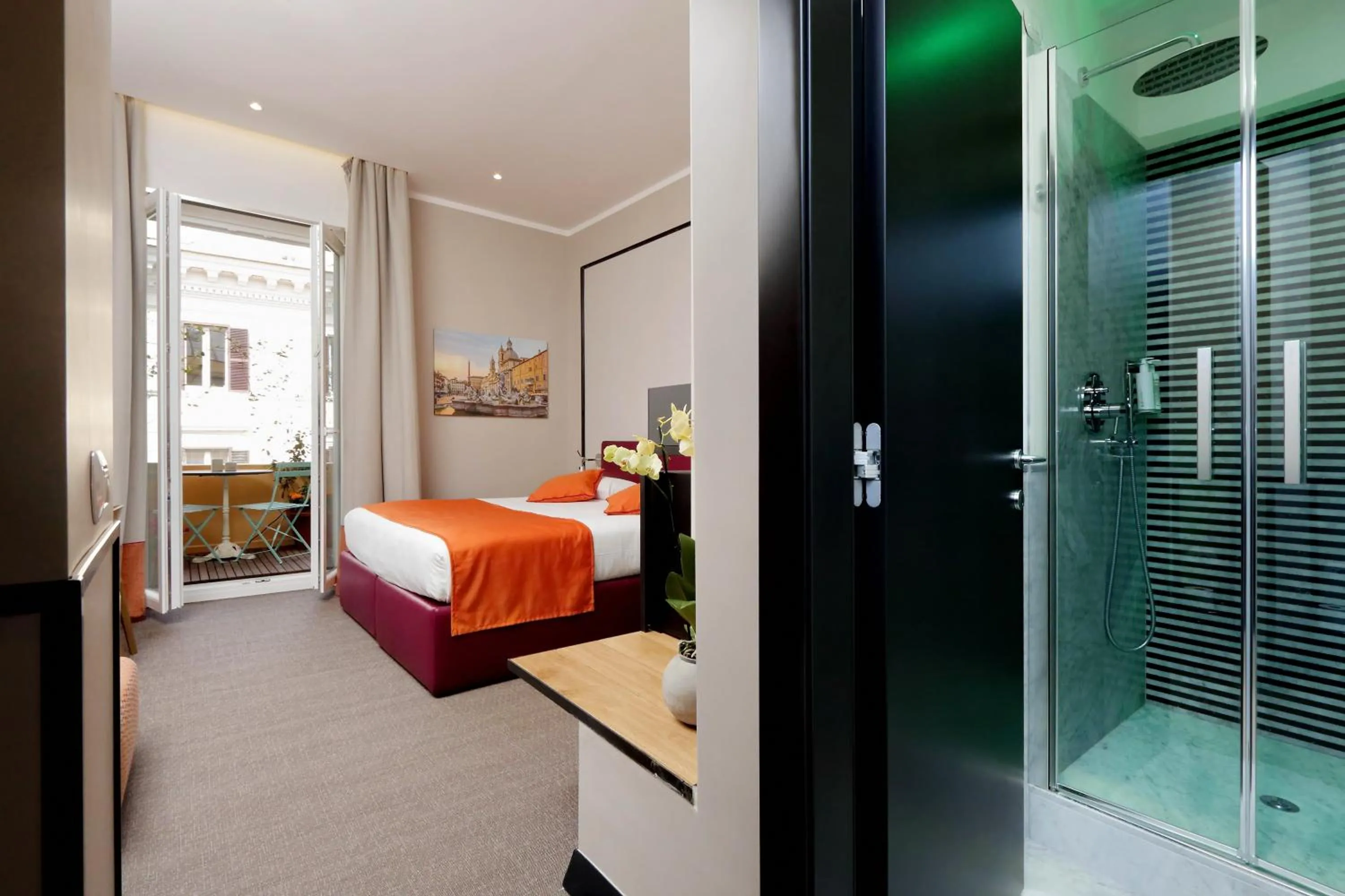 Shower, Bed in Relais Vittoria Colonna