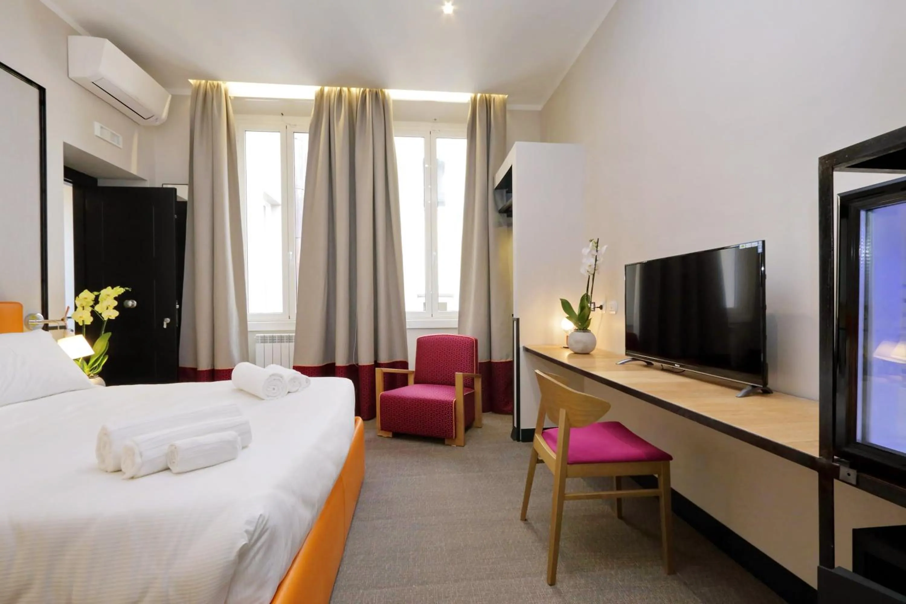 Photo of the whole room, Bed in Relais Vittoria Colonna