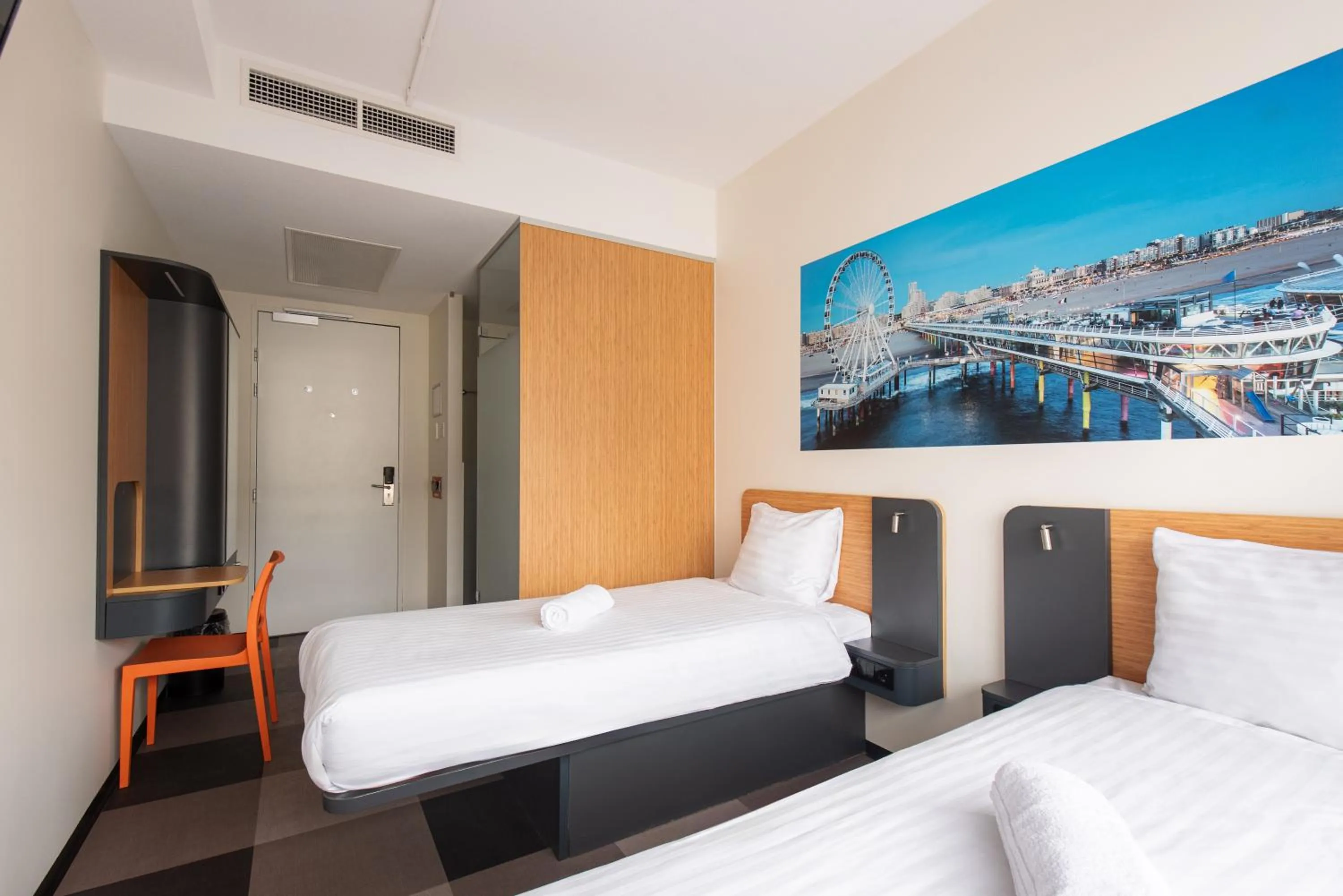 Photo of the whole room, Bed in easyHotel The Hague Scheveningen Beach