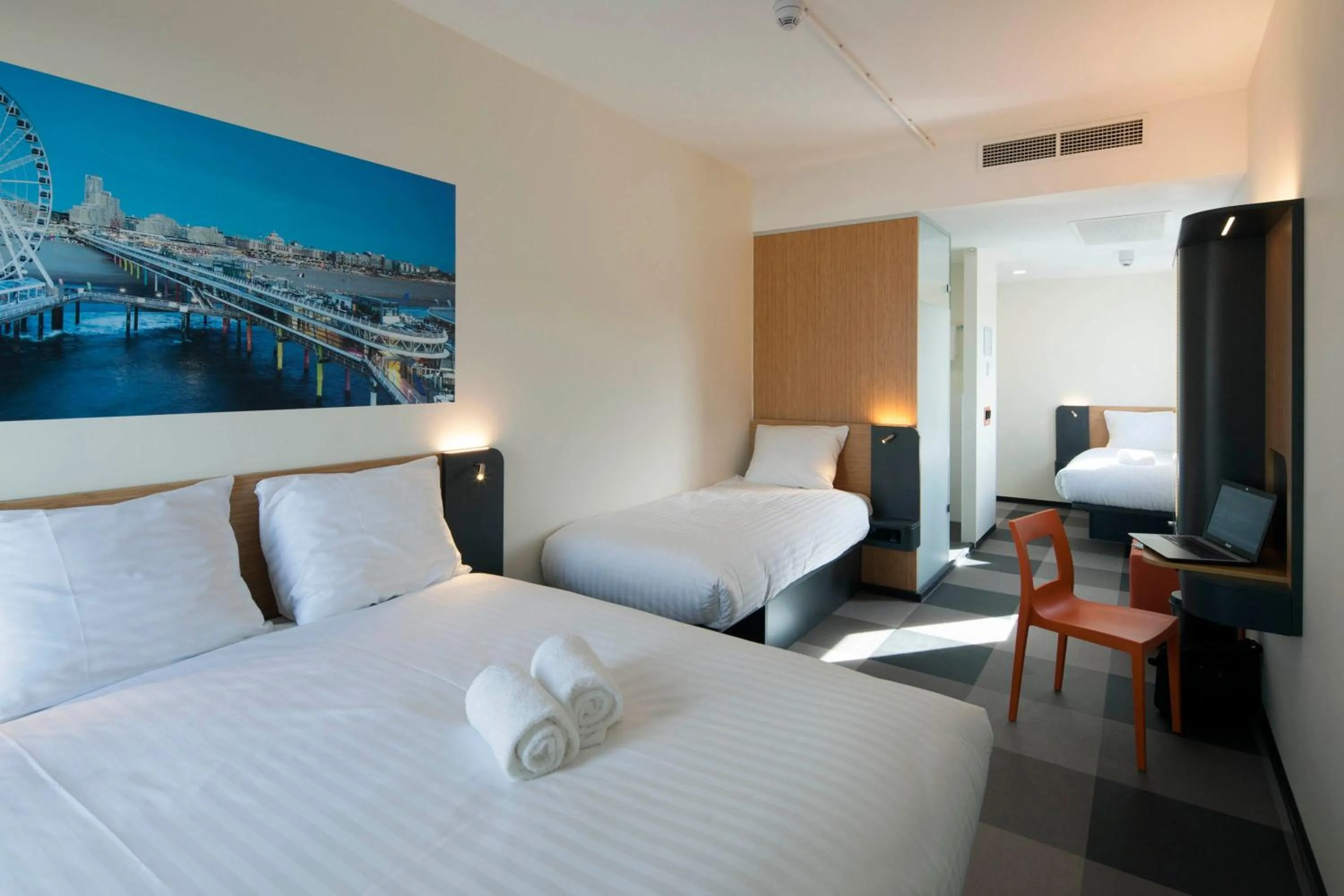 Photo of the whole room, Bed in easyHotel The Hague Scheveningen Beach