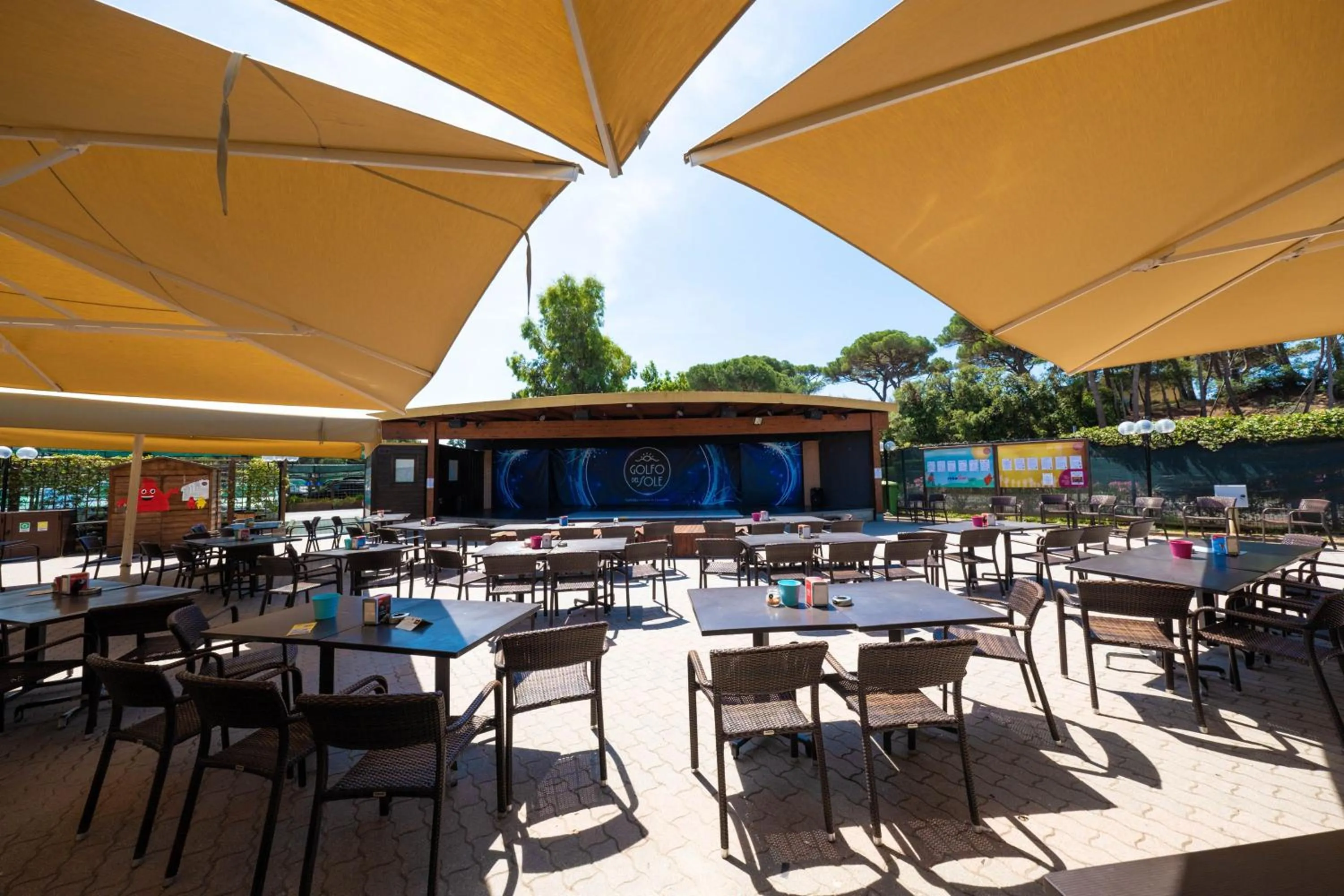 Evening entertainment in Golfo del Sole Hotel