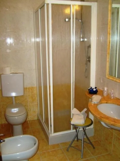 Bathroom in Albergo Marenghi