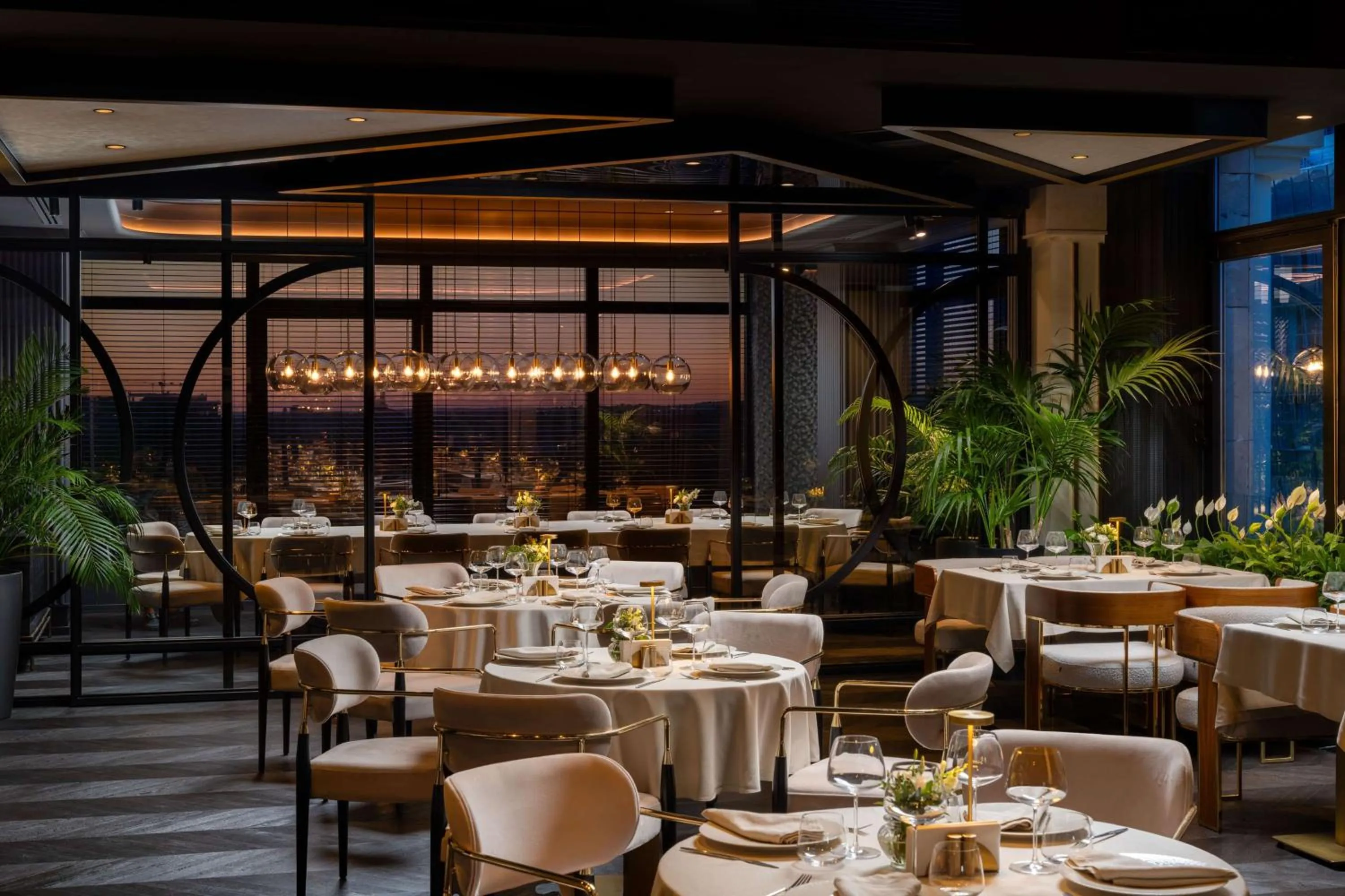 Restaurant/places to eat in Radisson Blu Leogrand Hotel