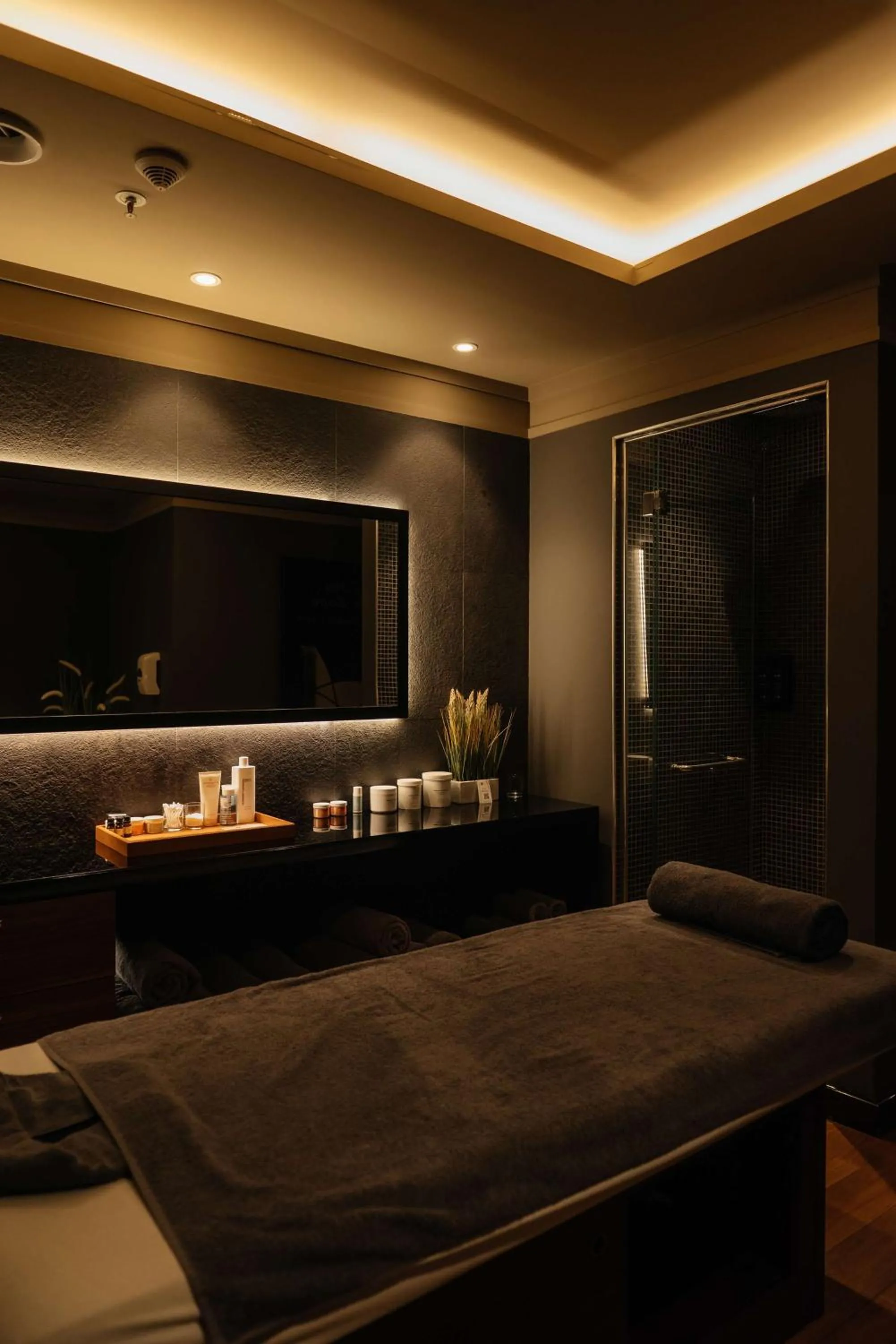 Fitness centre/facilities, Bed in Radisson Blu Leogrand Hotel