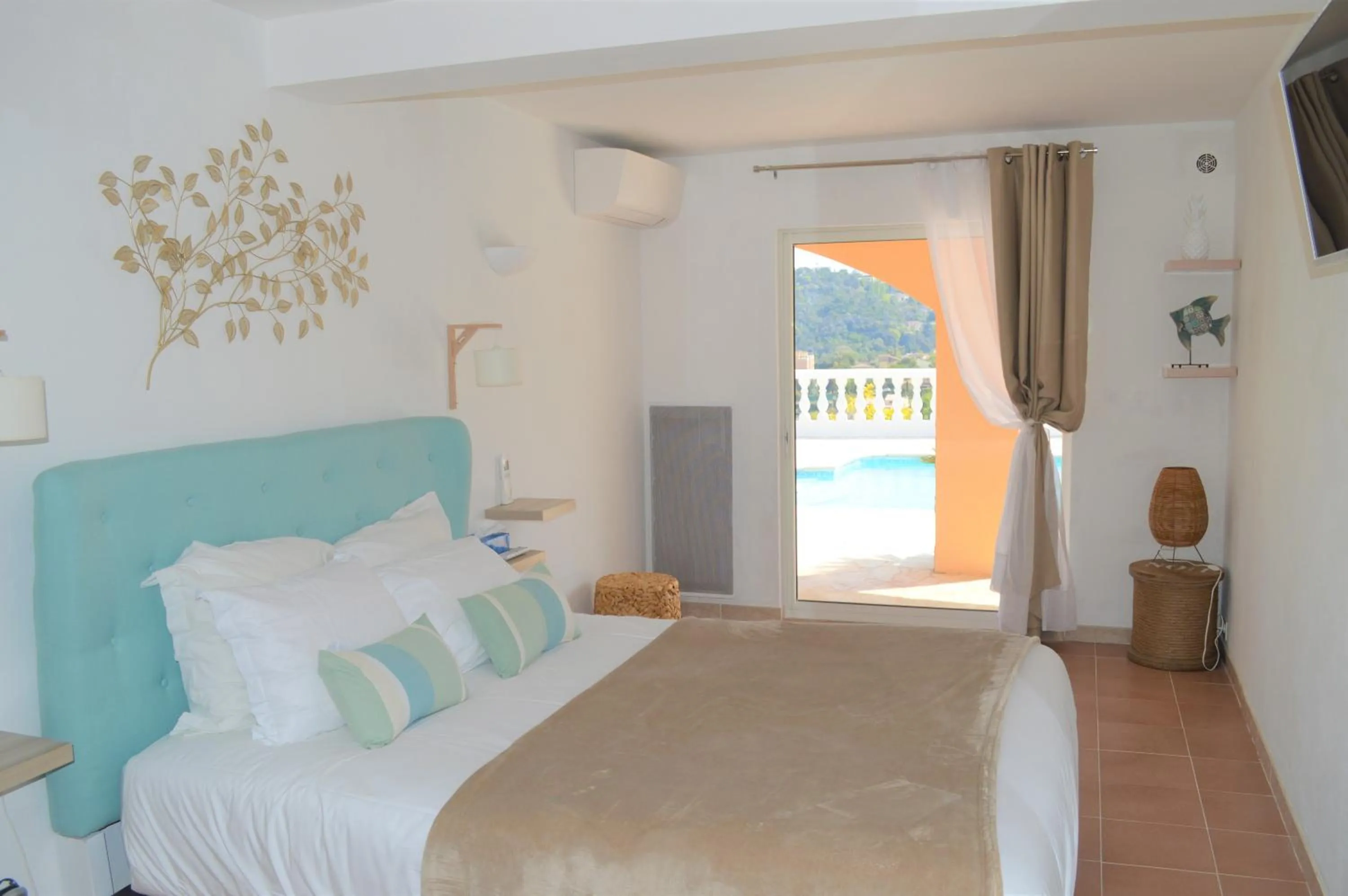 Spring, Bed in Villa La Terre Des Lauriers